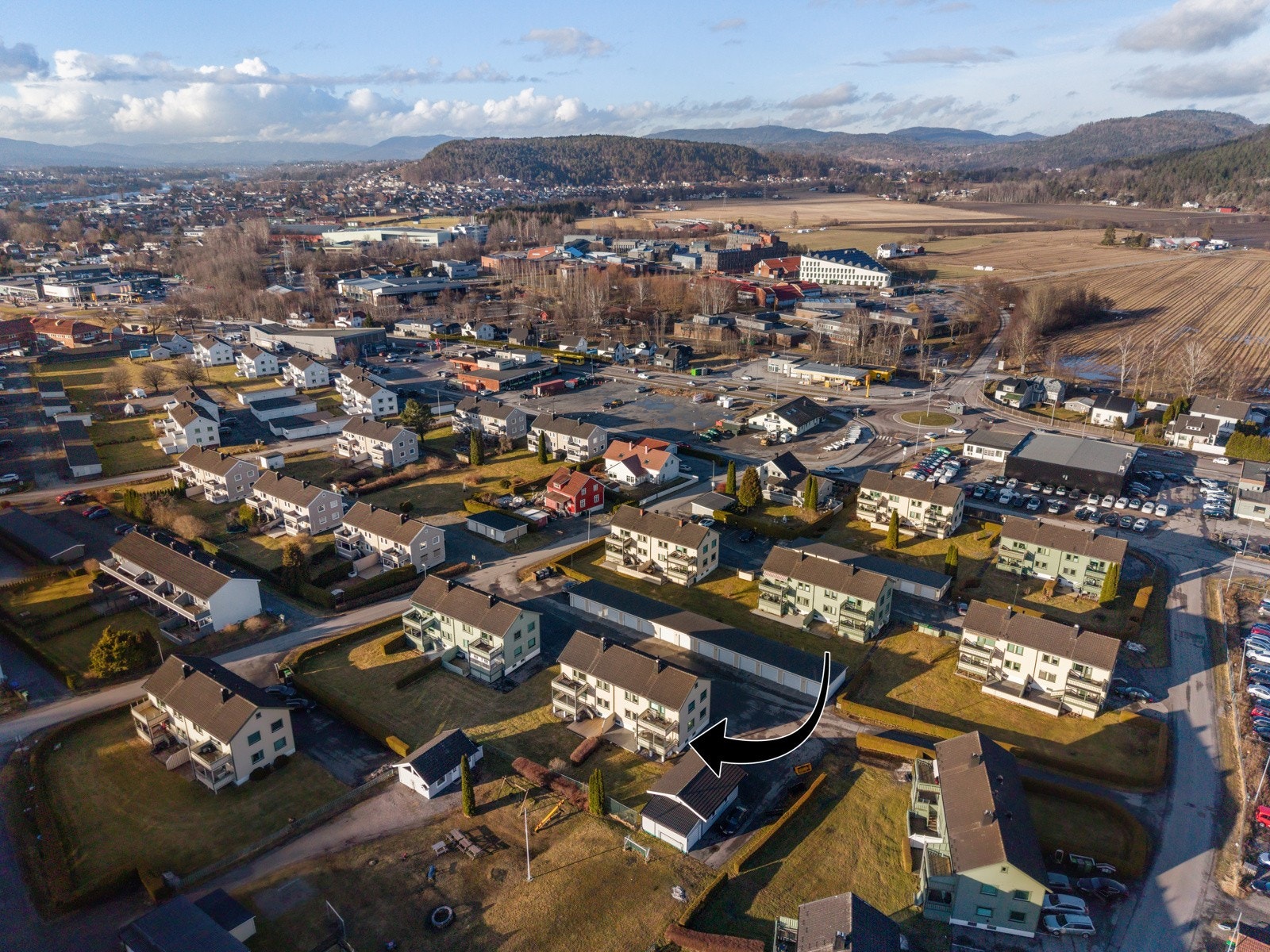 Beliggende i populært, barnevennlig område på Vallermyrene med kort gangavstand til Porsgrunn sentrum, Universitetet i Sørøst-Norge, skoler og fritidstilbud. Galleribilde