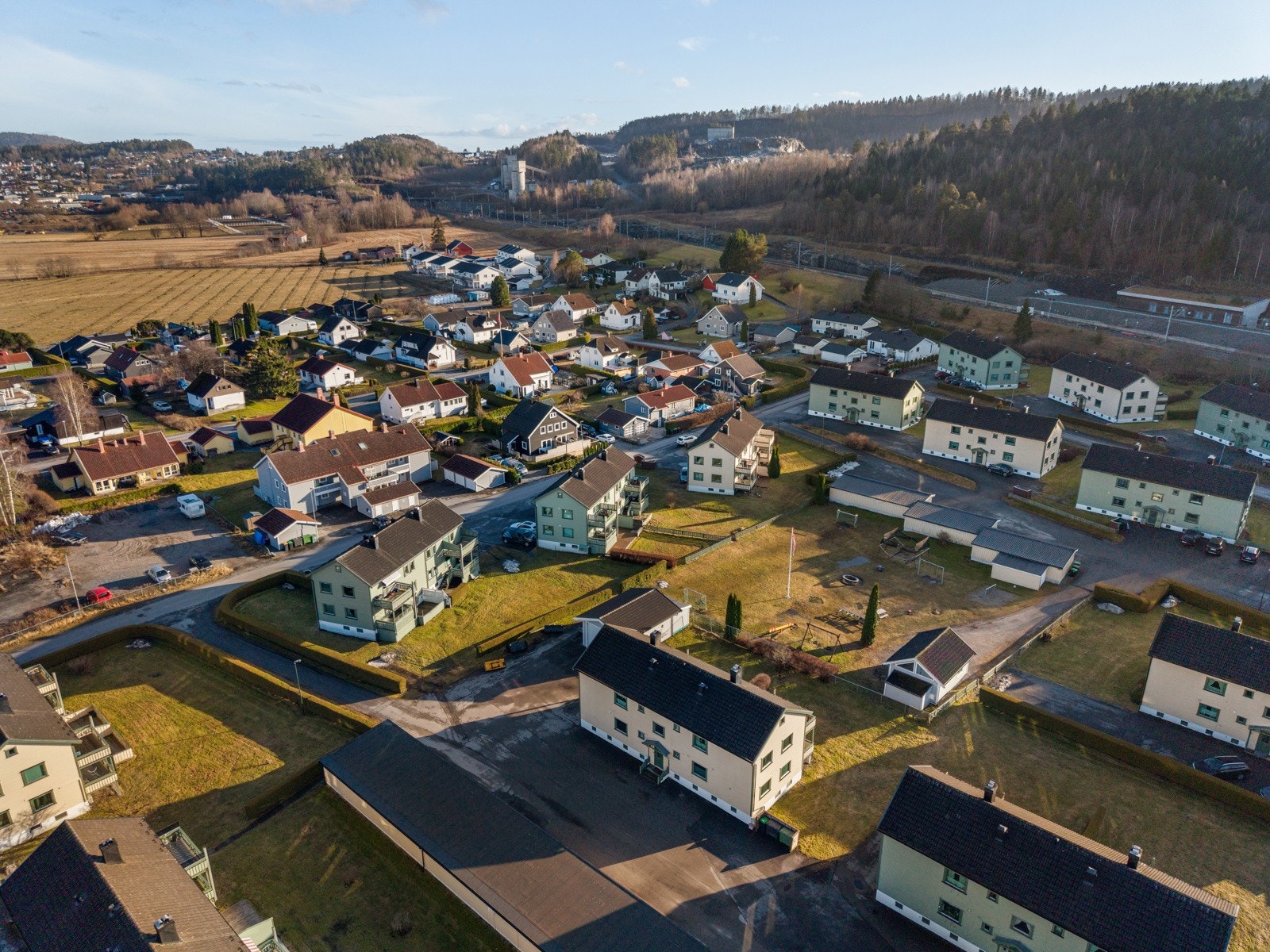 Området er barnevennlig og har nærhet til både barne- og ungdomsskole, videregående skole og Fagskolen i Telemark. Galleribilde