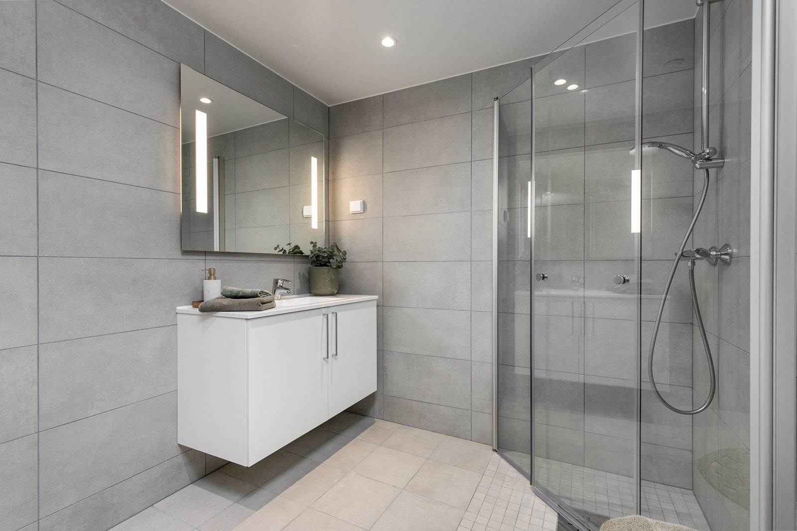 Badet har varmekabler i gulv. Opplegg for vaskemaskin. Galleribilde