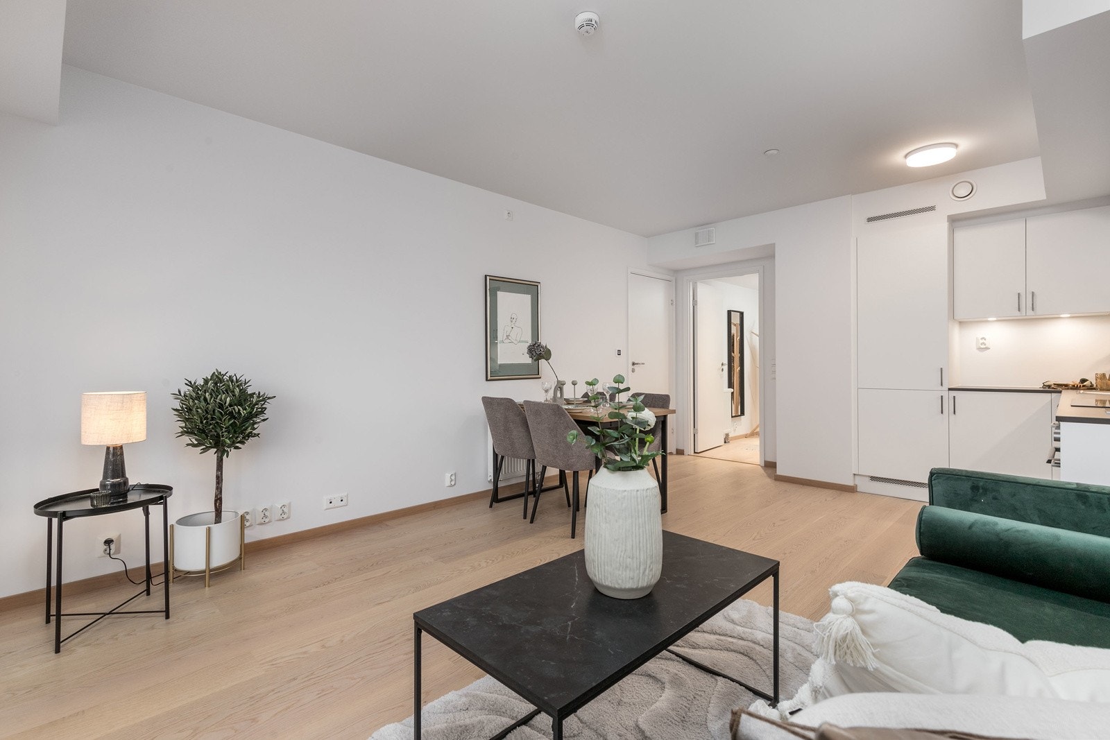 Leiligheten er oppvarmet med vannbåren varme via radiatorer samt balansert ventilasjon med varmegjenvinning - en meget energieffektiv bolig! Galleribilde