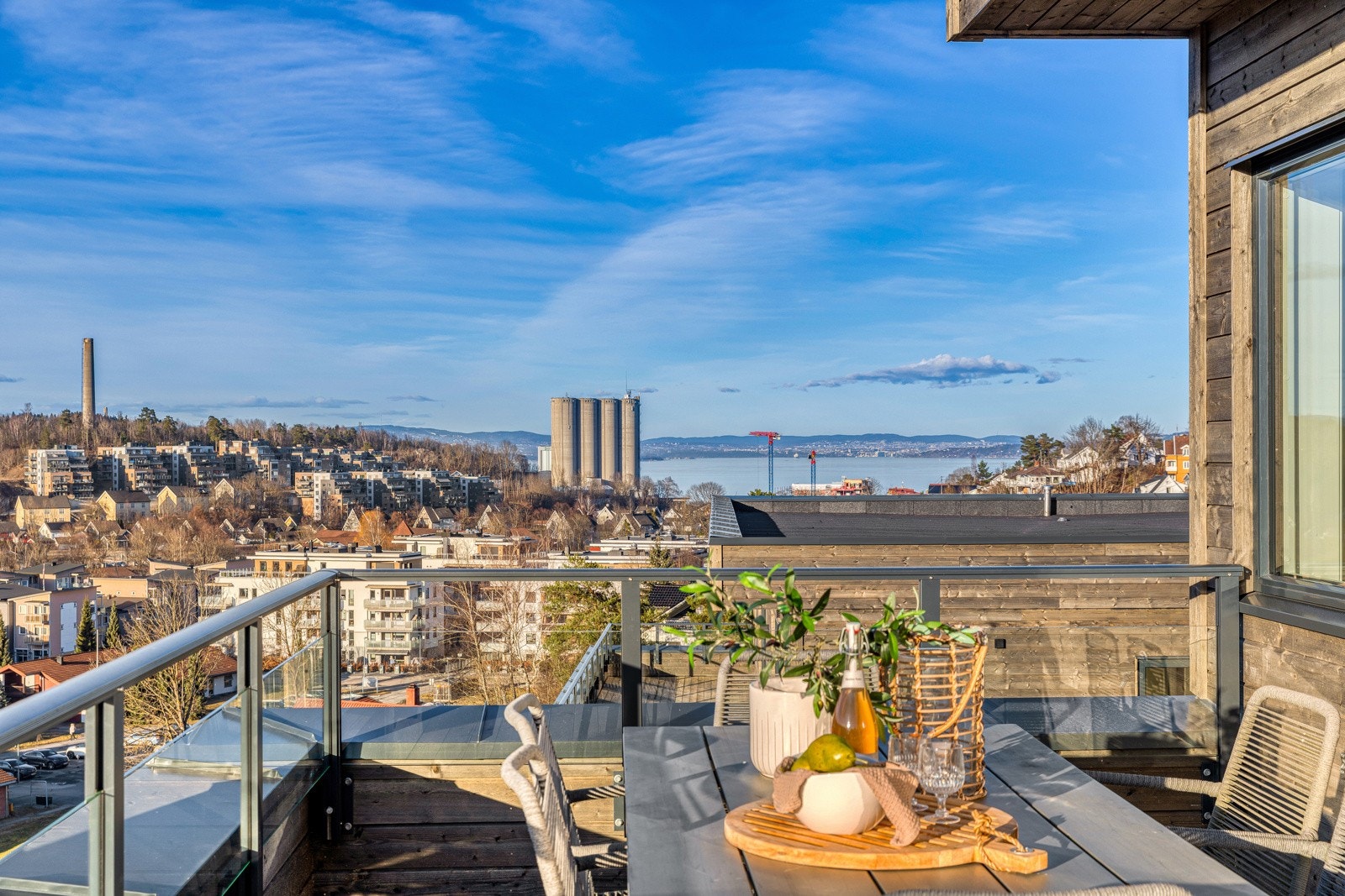 Vestvendt terrasse med sjøutsikt mot Oslofjorden og Slemmestad brygge. Galleribilde