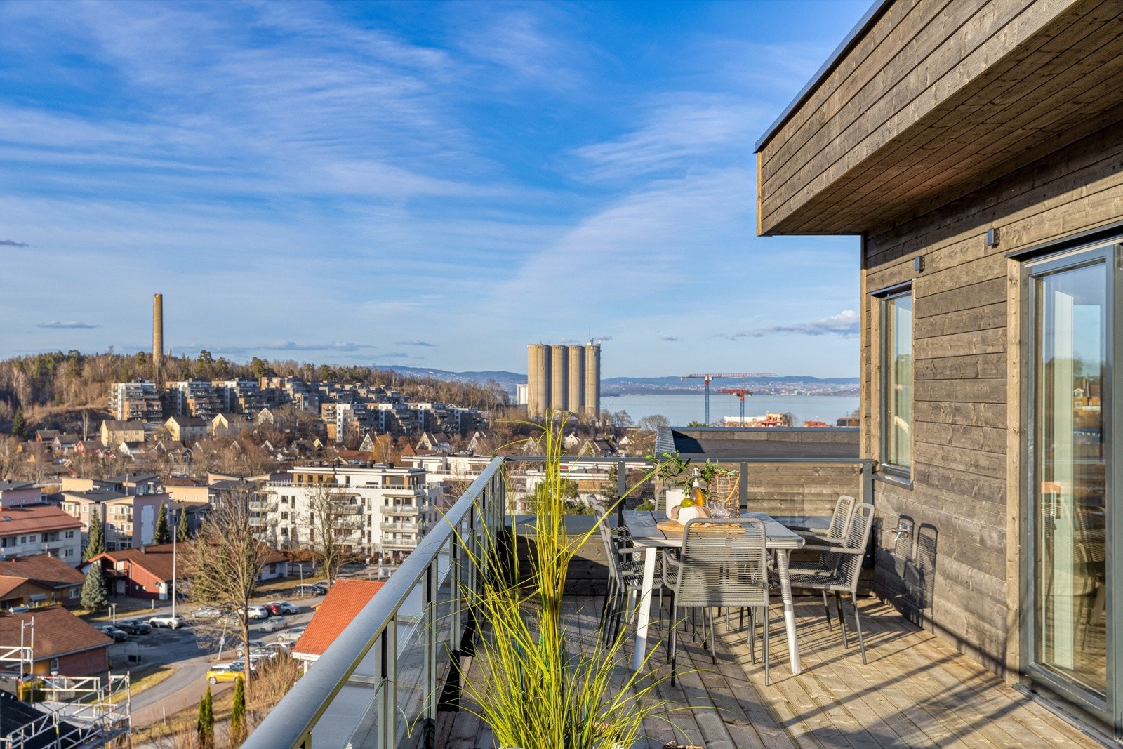 Spiseplass på terrassen med panoramautsikt over Slemmestad og Oslofjorden. Galleribilde