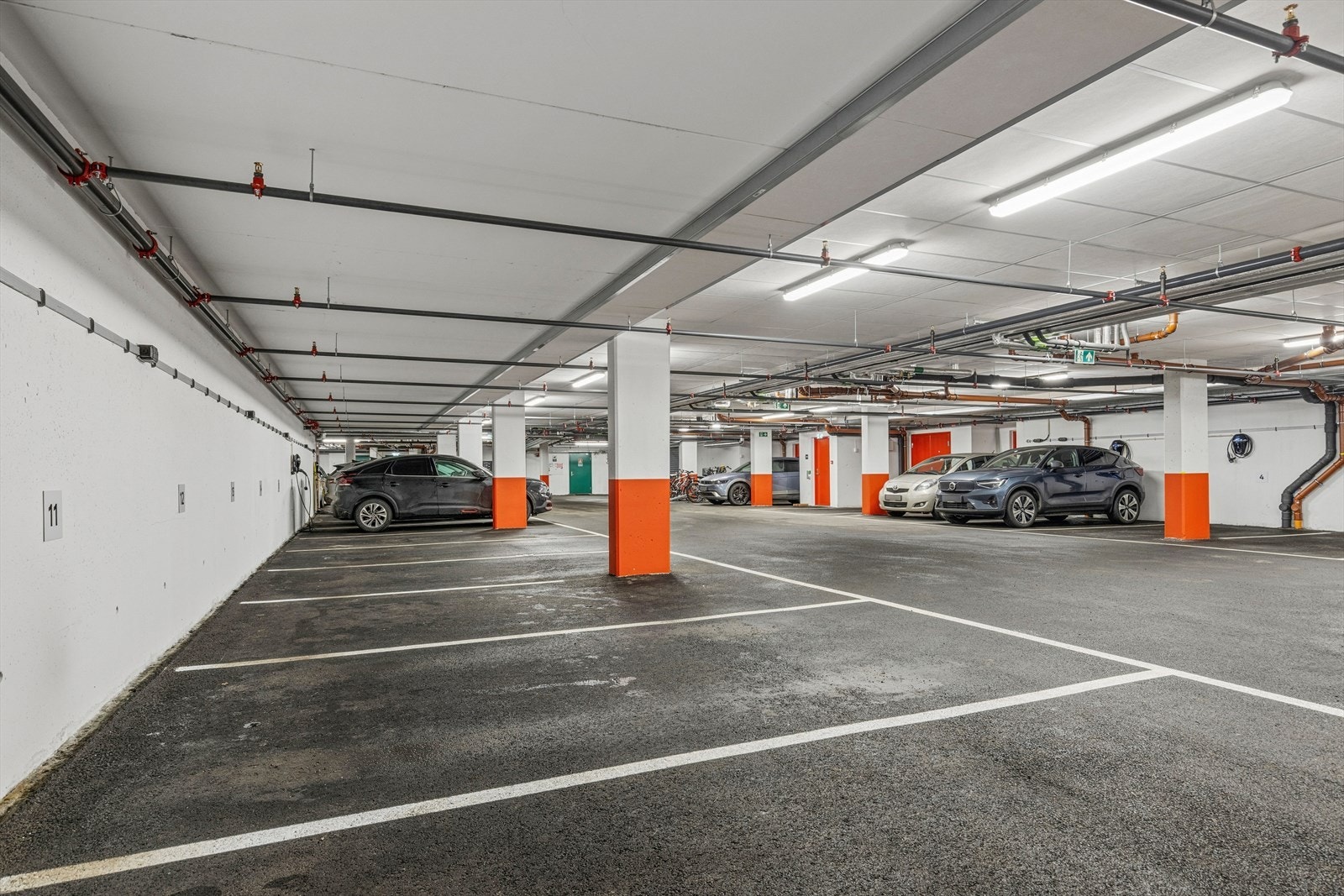Fast plass følger med, det er mulig å sette opp lader til bil Galleribilde