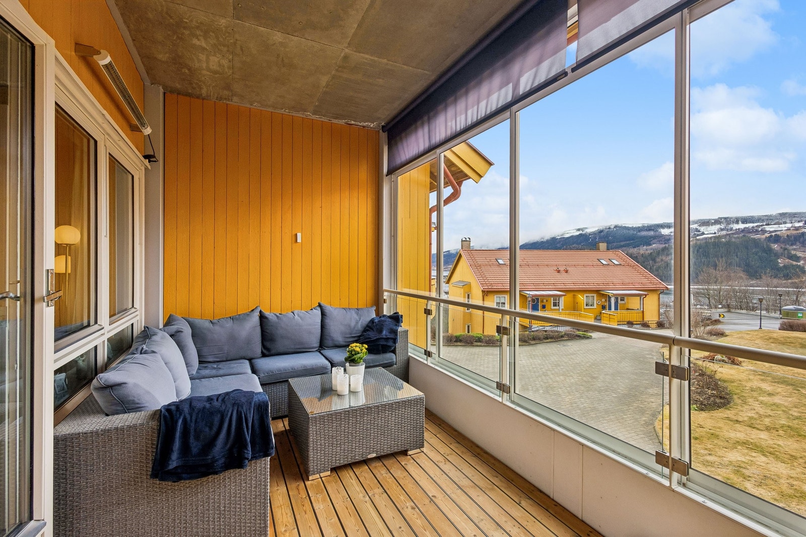 Stor vestvendt terasse innglasset, skyvbare seksjoner. Galleribilde