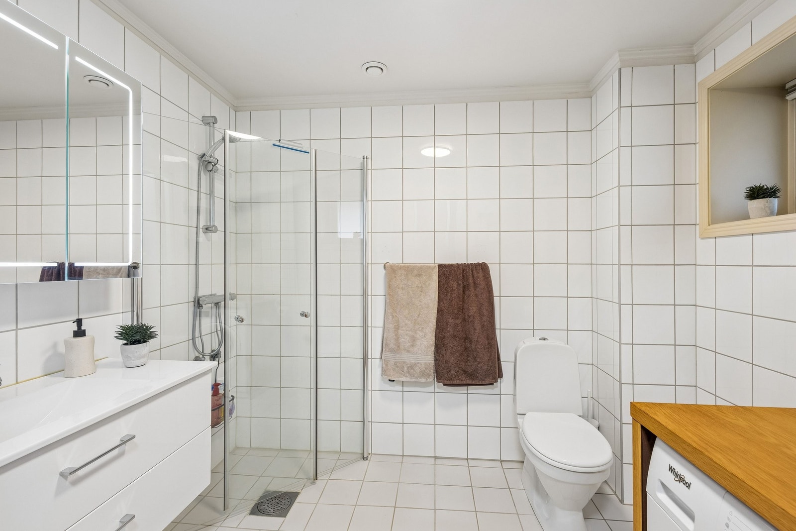Romslig bad med dusj hjørne Galleribilde