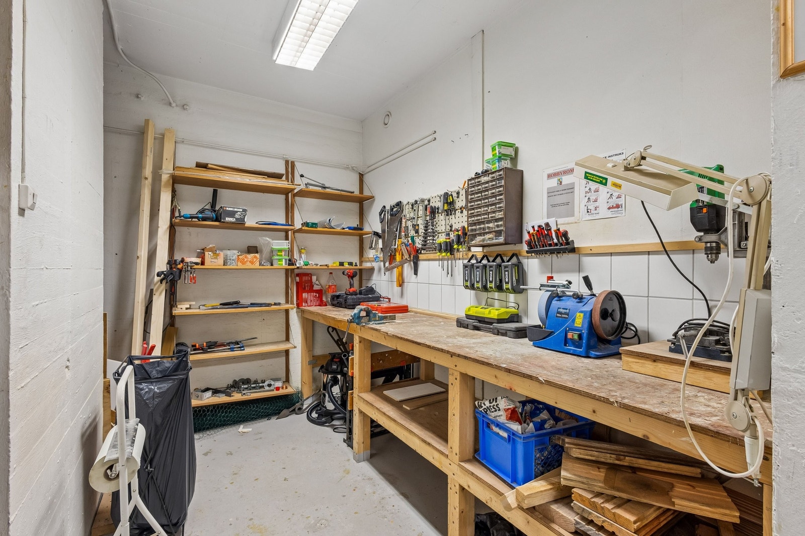 Hobbyrom med felles verktøy Galleribilde