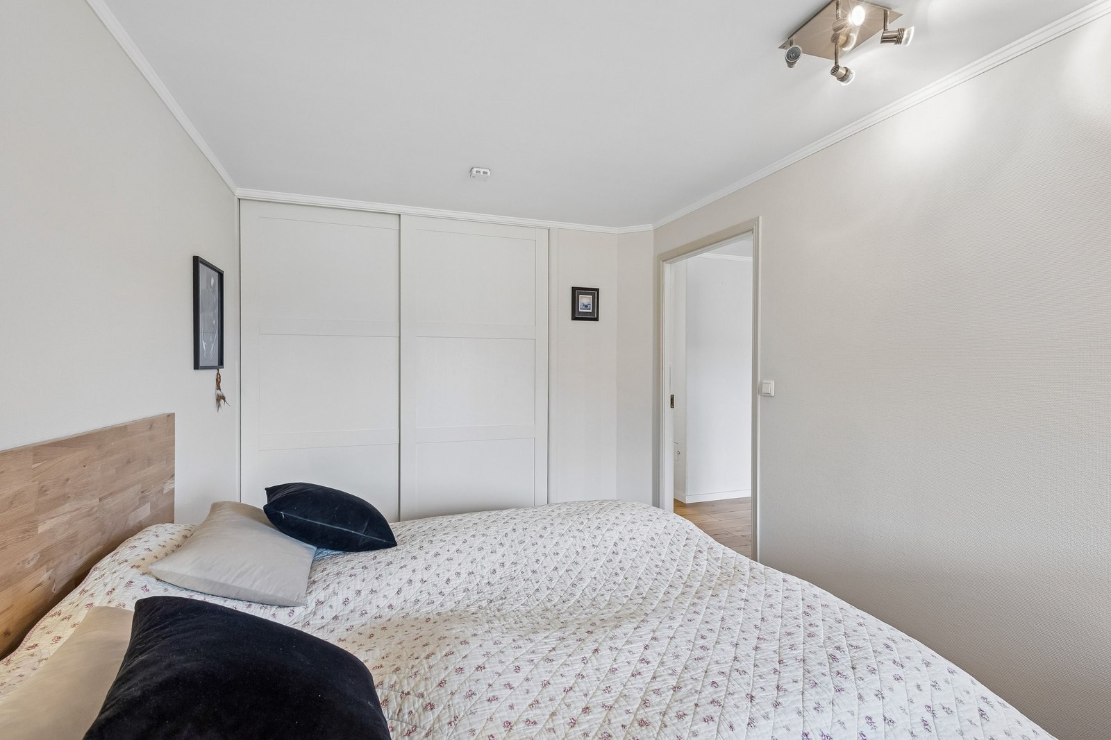 Romslig skyvedørsgarderobe Galleribilde