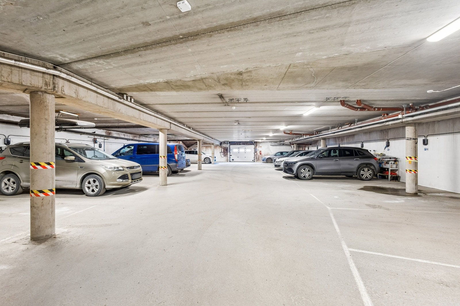 P-kjeller, plass nr 20, forbredt for elbillader. Galleribilde