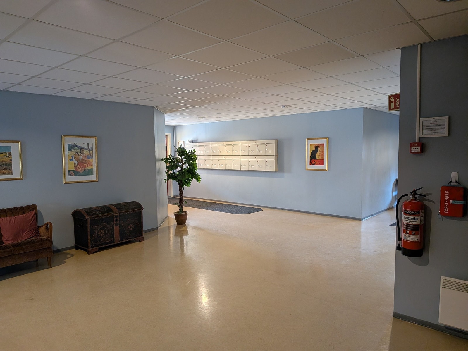 Postkasser inne ved hovedinngang. Galleribilde