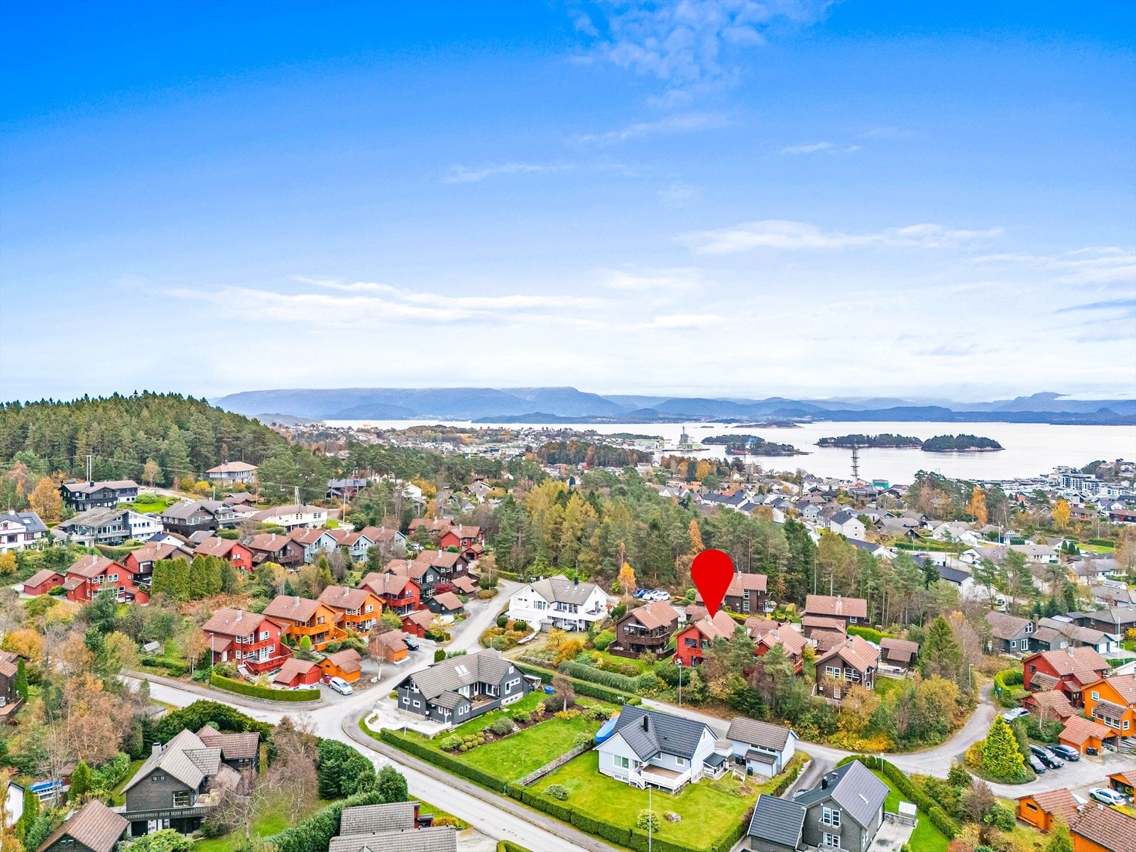 Dronefoto mot Lønningsåsen med kort gange til Leirvik sentrum Galleribilde