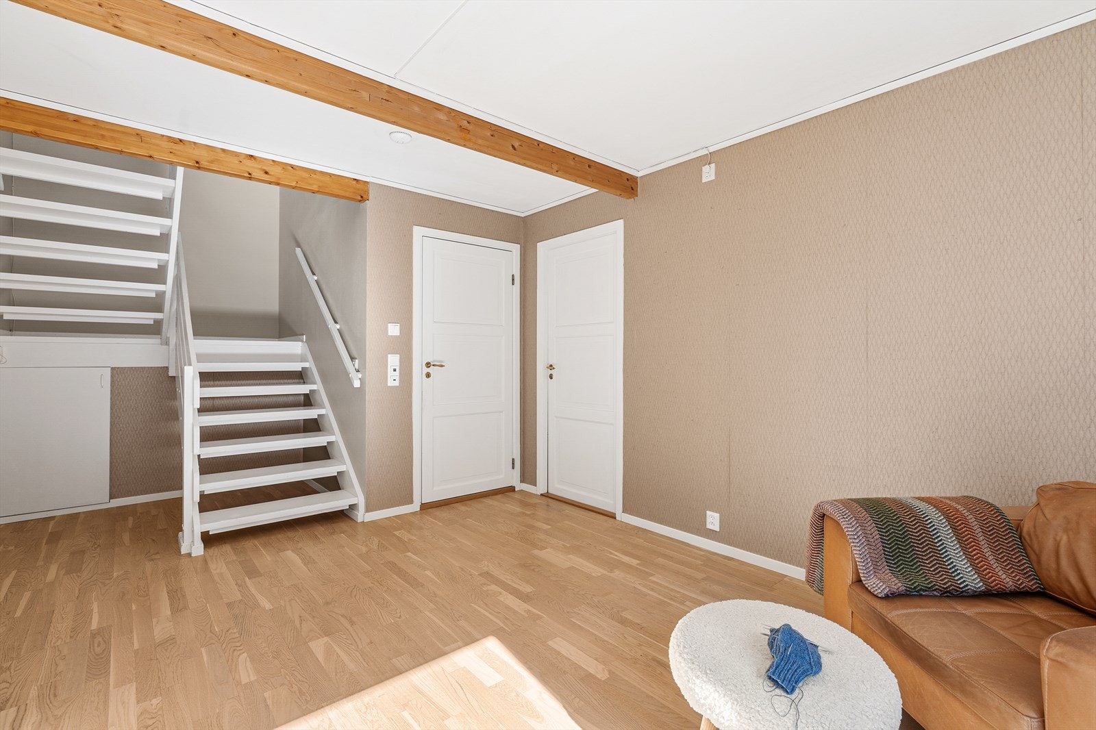 Kjellerstue med oppbevaringsplass i kott Galleribilde