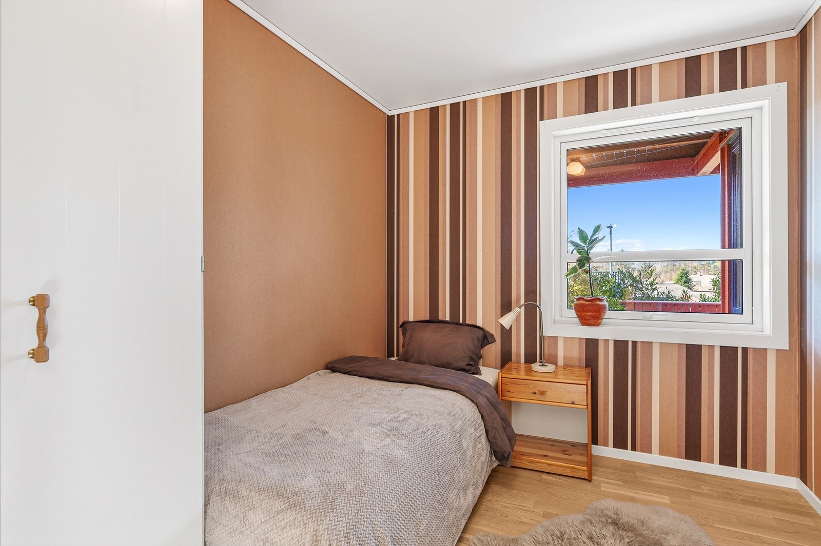 Soverom 3 er innredet med moderne retro-tapet Galleribilde