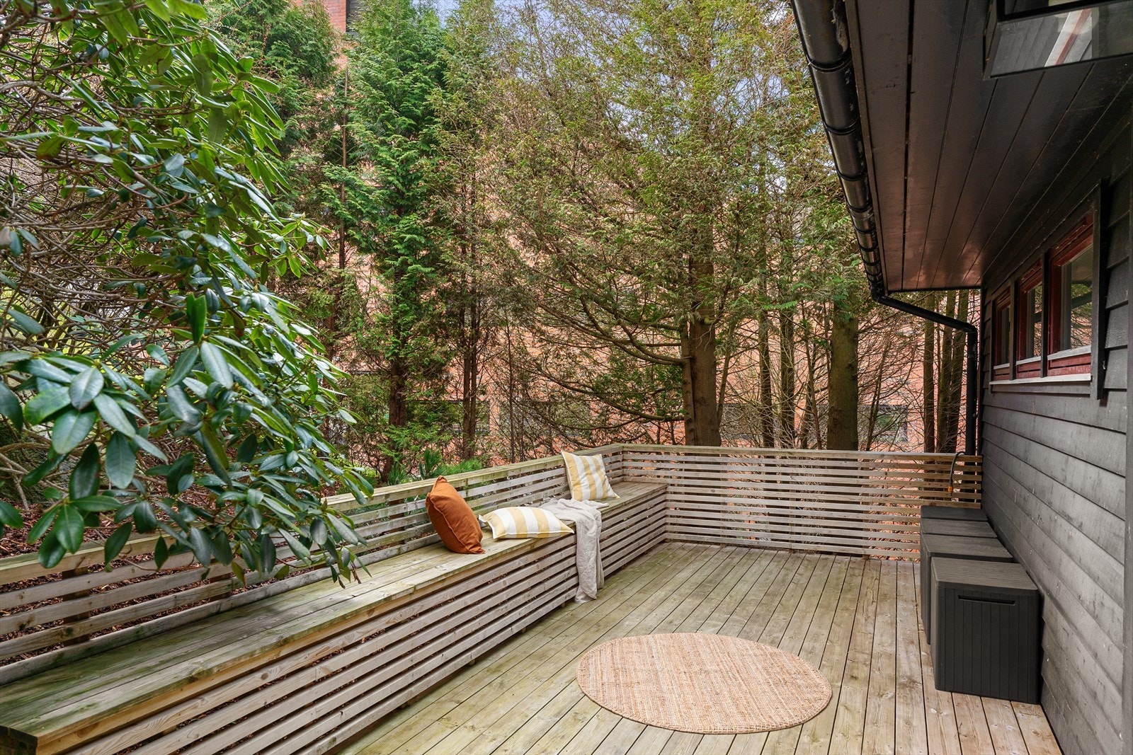 Terrasse med utgang fra hovedstuen i 1.etasje. Lunt og skjermet Galleribilde