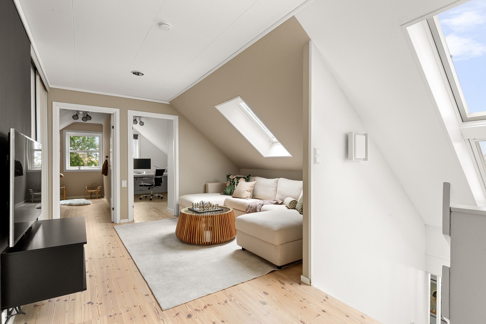 Praktisk loftsareal med god flyt mellom rommene og flere bruksmuligheter. Galleribilde