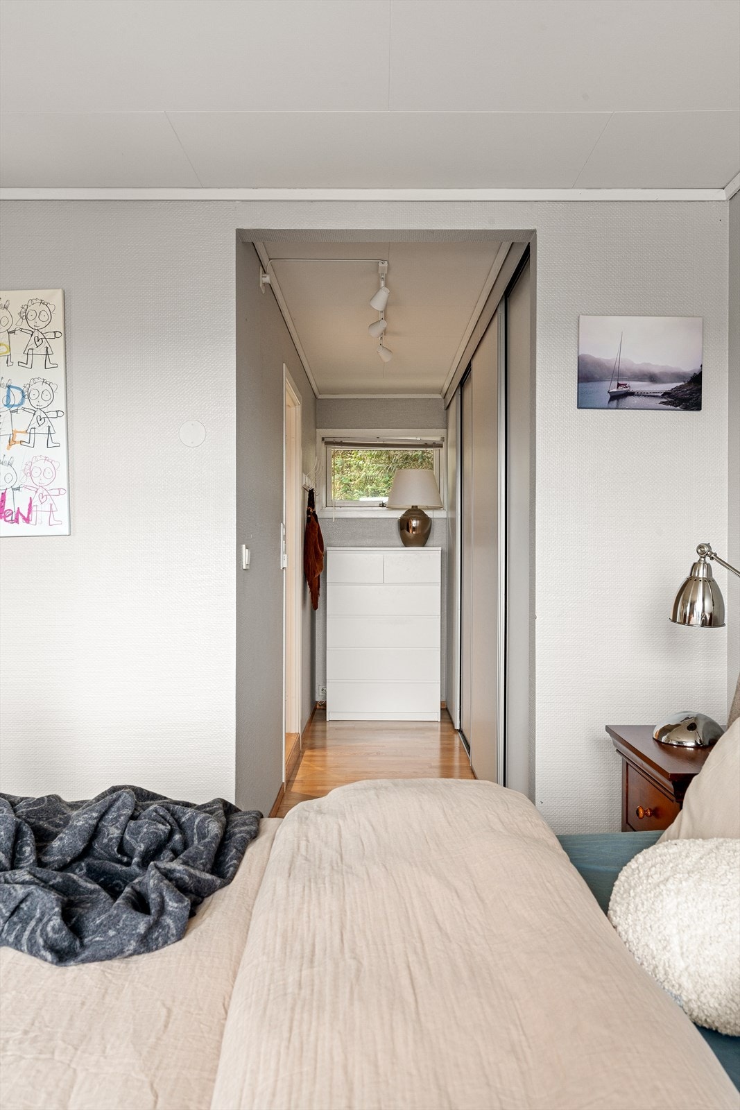 Praktisk tilknytning til stor skyvedørsgarderobe og direkte adkomst til bad. Galleribilde
