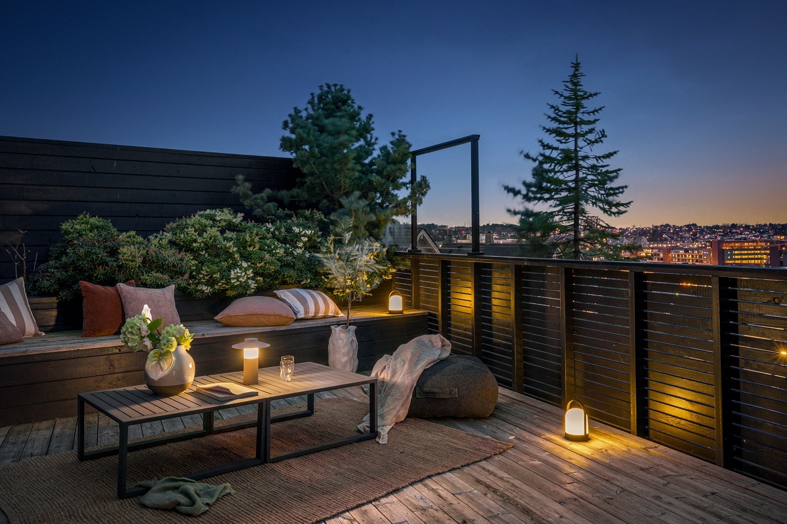 En herlig terrasse med fin utsikt over bybilde og ypperlige solforhold Galleribilde