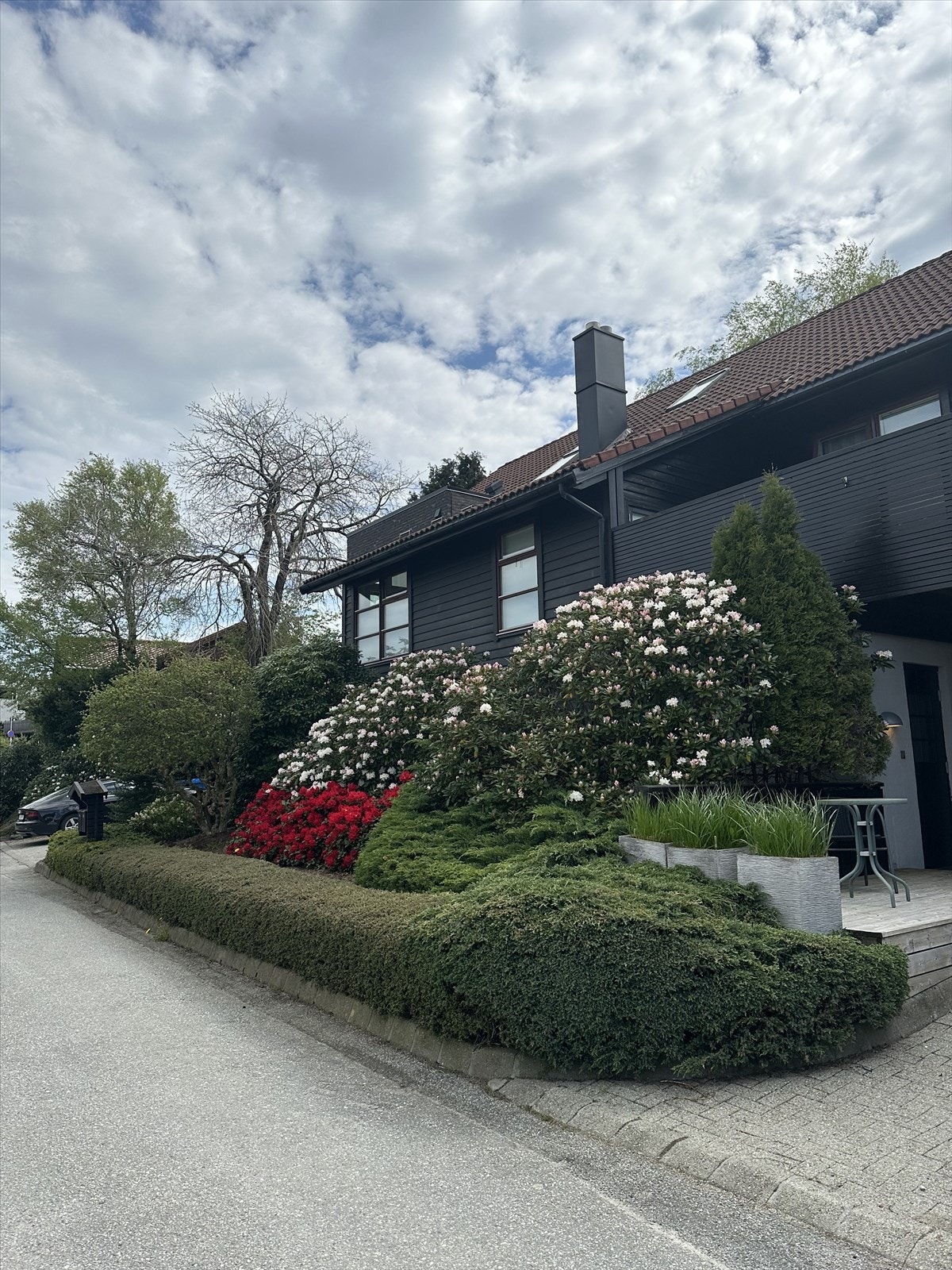 Selgers private bilde - carport og inngang til utleiedel helt til høyre i bilde Galleribilde