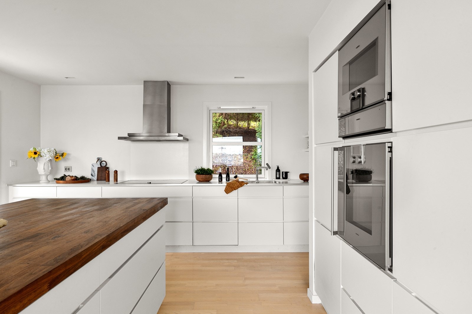 Kjøkkenet er levert av KVIK (2009) og er utstyrt med integrerte hvitevarer fra Gaggenau, Siemens og Gram. Kjøleskap fra Gram, oppvaskmaskin fra Siemens og platetopp, kombiovn, varmeskuff og stekeovn er fra Gaggenau. Galleribilde