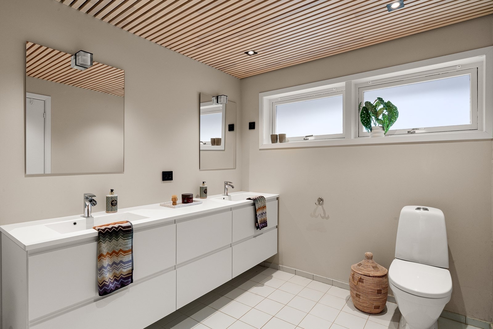 Romslig baderom med dobbel servantinnredning og gode oppbevaringsmuligheter. Galleribilde