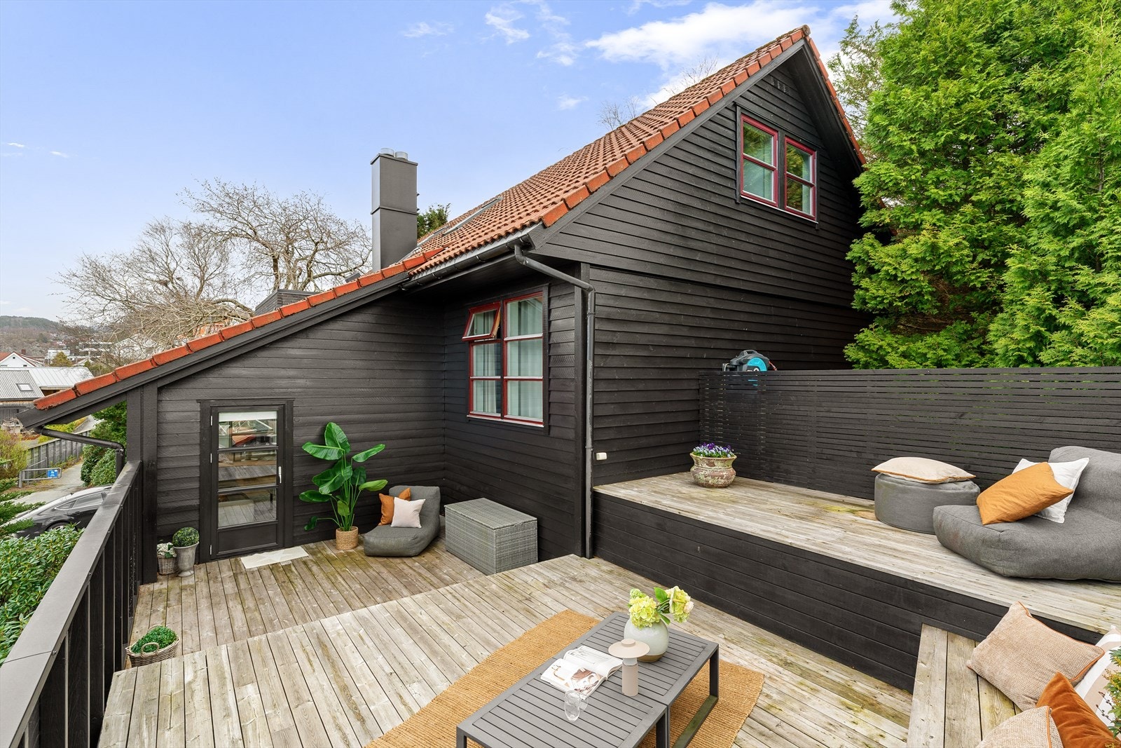 Romslig terrasse med flere soner, gode møbleringsmuligheter og direkte adkomst fra boligen. Galleribilde