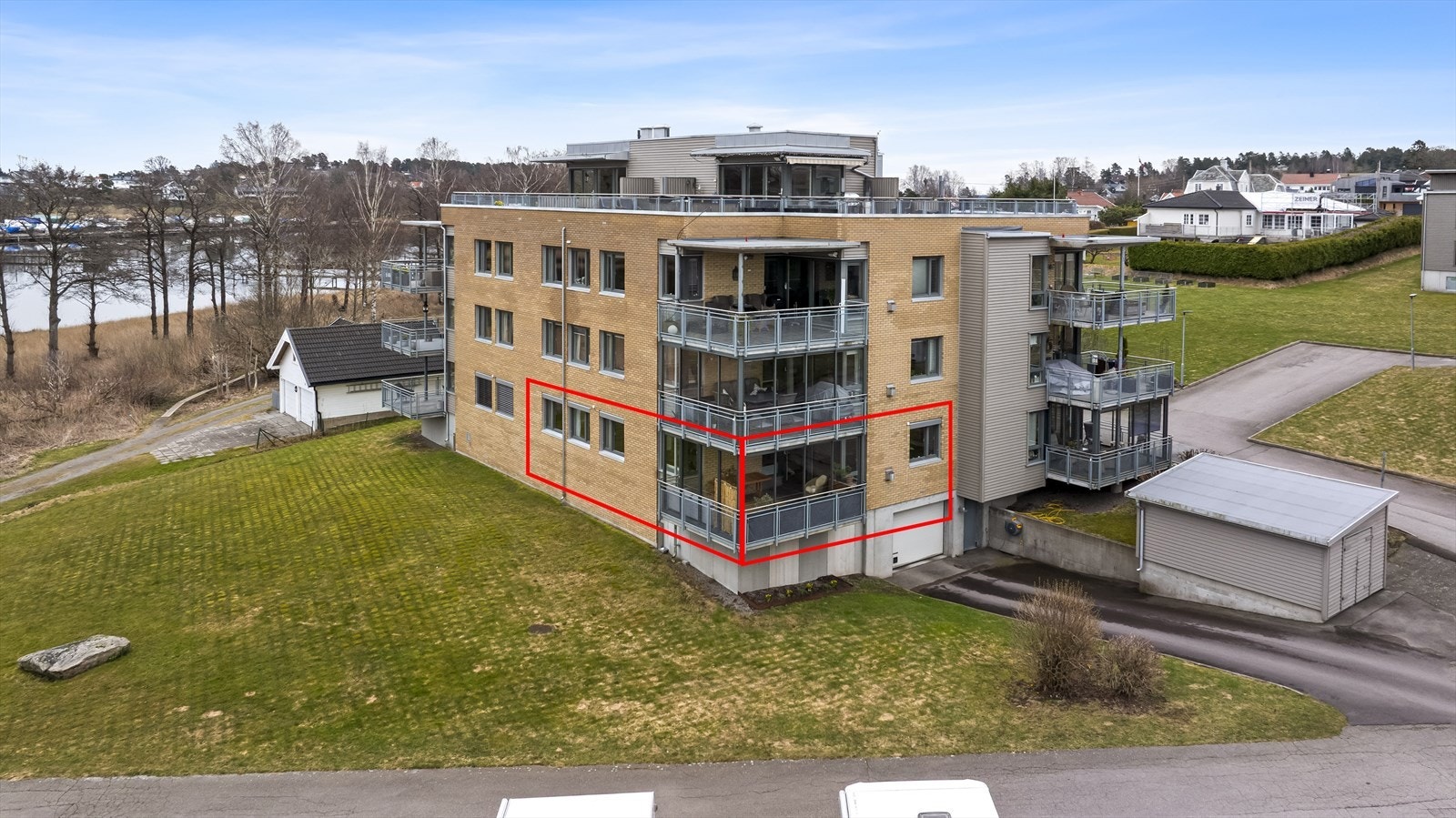 Leiligheten ligger i 1. etasje og har en balkong på 18 m² som ble innglasset i 2022. Galleribilde