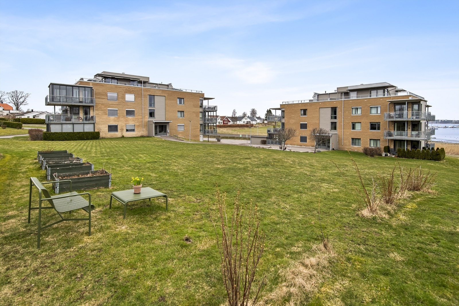 Tomten er pent opparbeidet med store plenarealer, hekker og plantekasser. Galleribilde