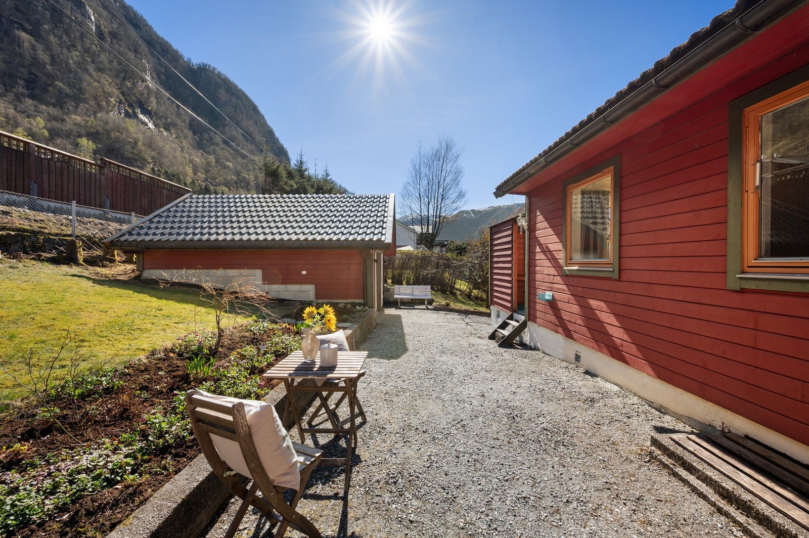 - Boligen har flotte utearealer med gode solforhold - Galleribilde