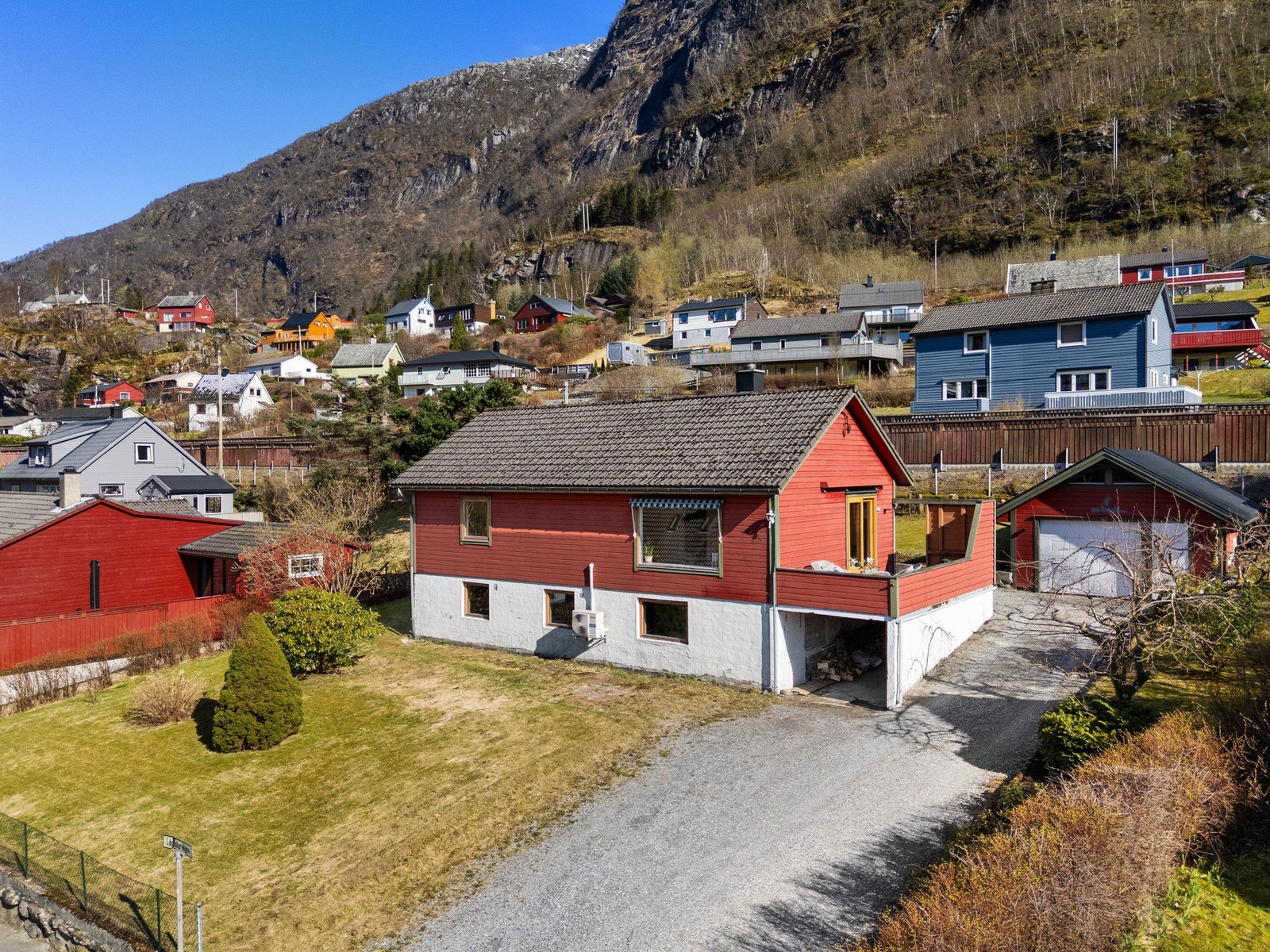 - Her er det gode parkeringsmuligheter med biloppstillingsplass i garasje og på tomten - Galleribilde