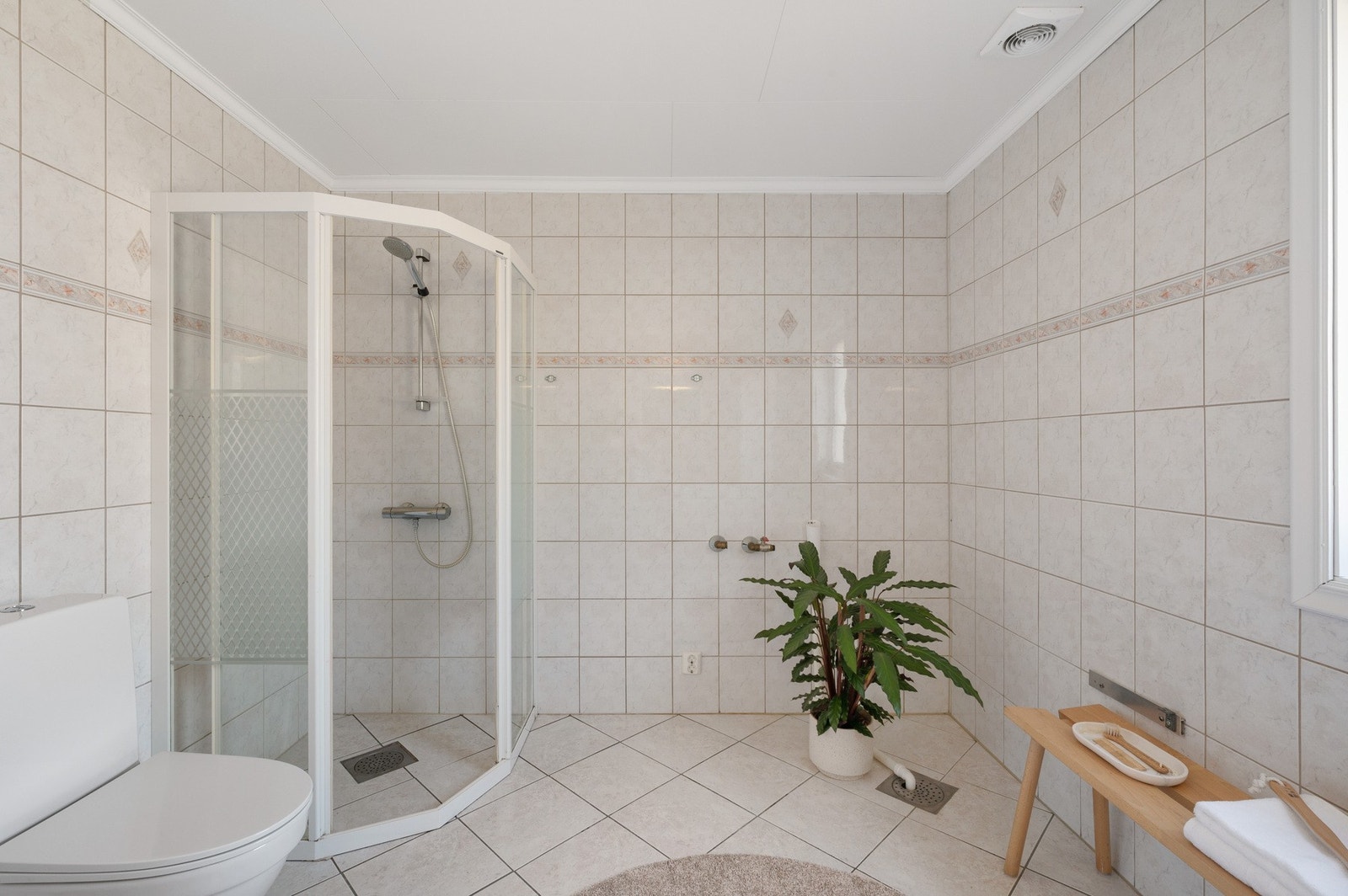 - Badet er innredet med servant med møblement, speil og belysning, toalett samt et dusjhjørne i glass med tilhørende dusjgarnityr. Det er også opplegg for vaskemaskin - Galleribilde