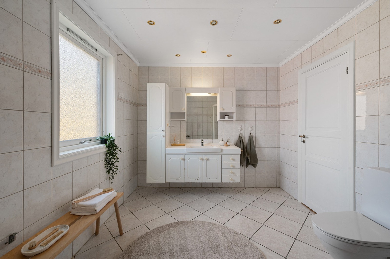 - Badet i hovedetasjen er et romslig og funksjonelt baderom på 8,8 m² - Galleribilde