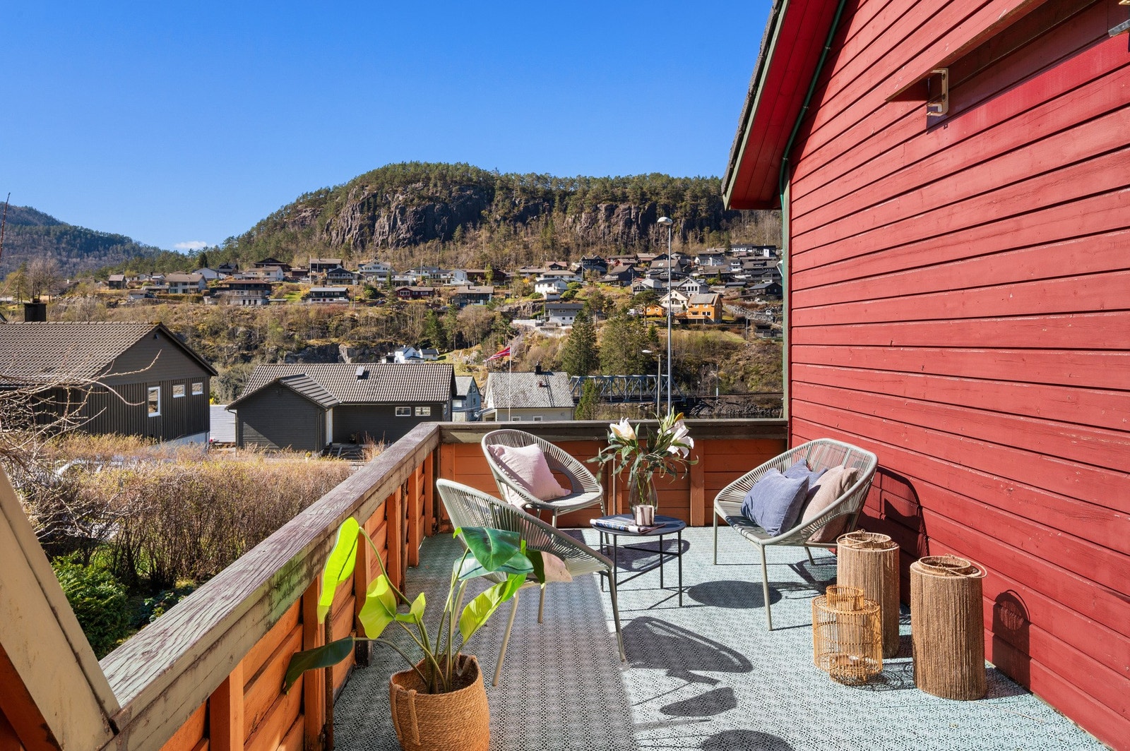 - Boligen ligger i et etablert og rolig boligområde med en god kombinasjon av natur og sentralitet - Galleribilde