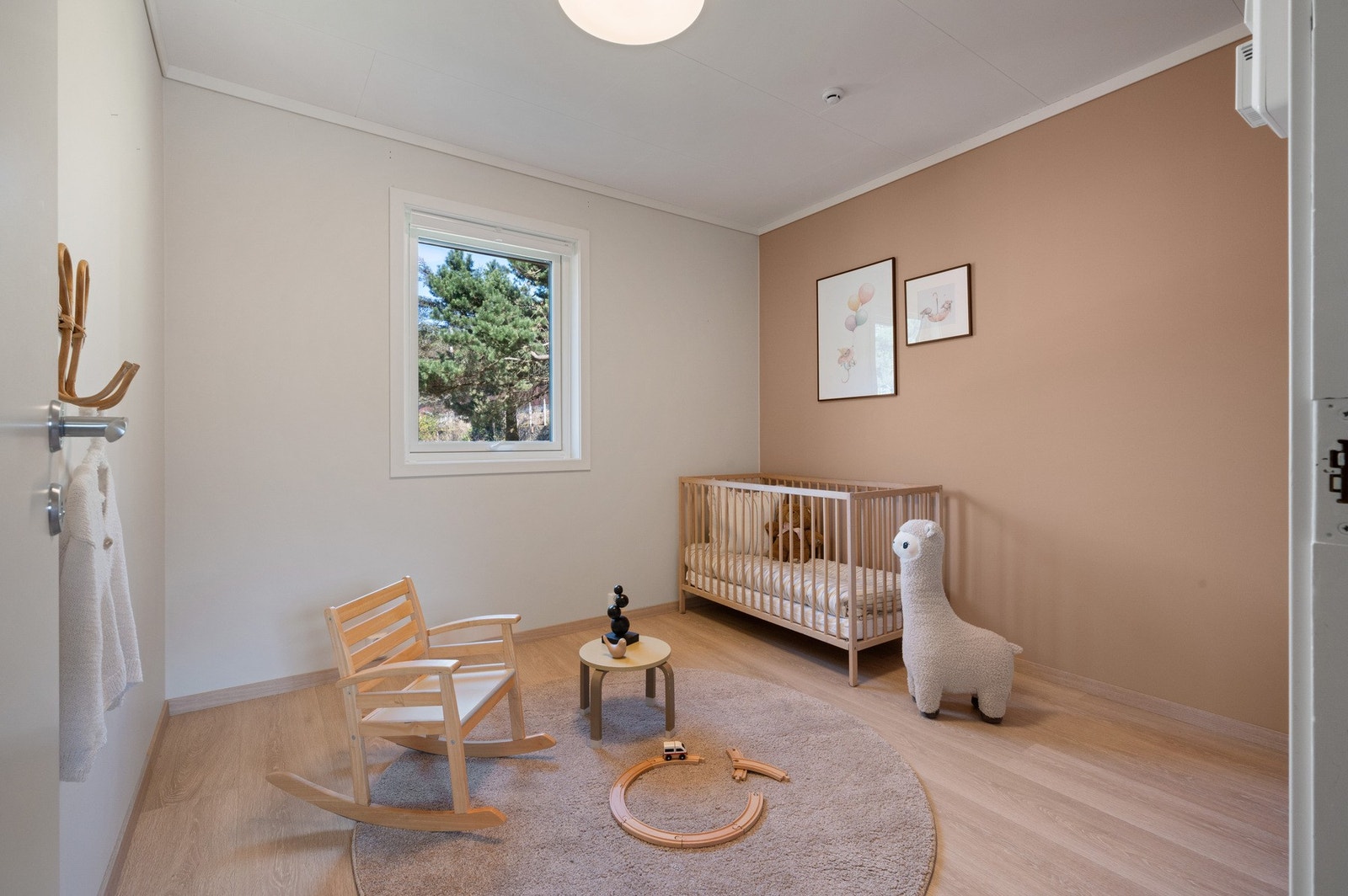 - Soverom med inngang fra entré, måler 8,2 m² Galleribilde