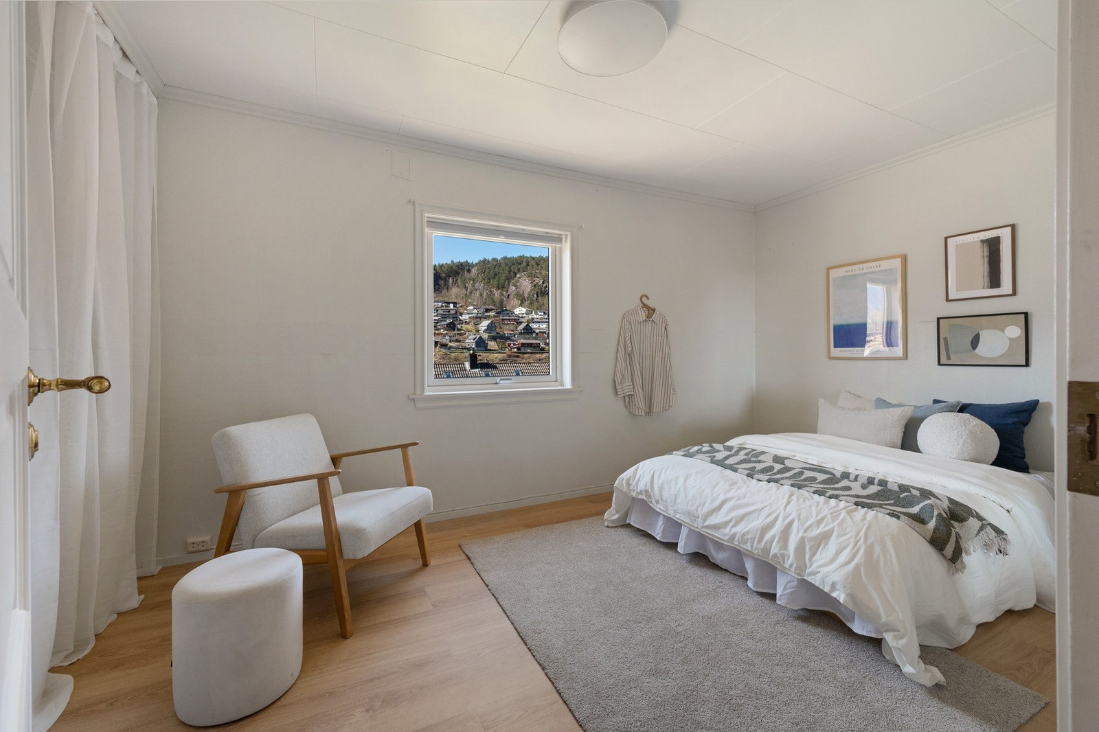- Soverom med inngang fra gang, måler 13,6 m² - Galleribilde
