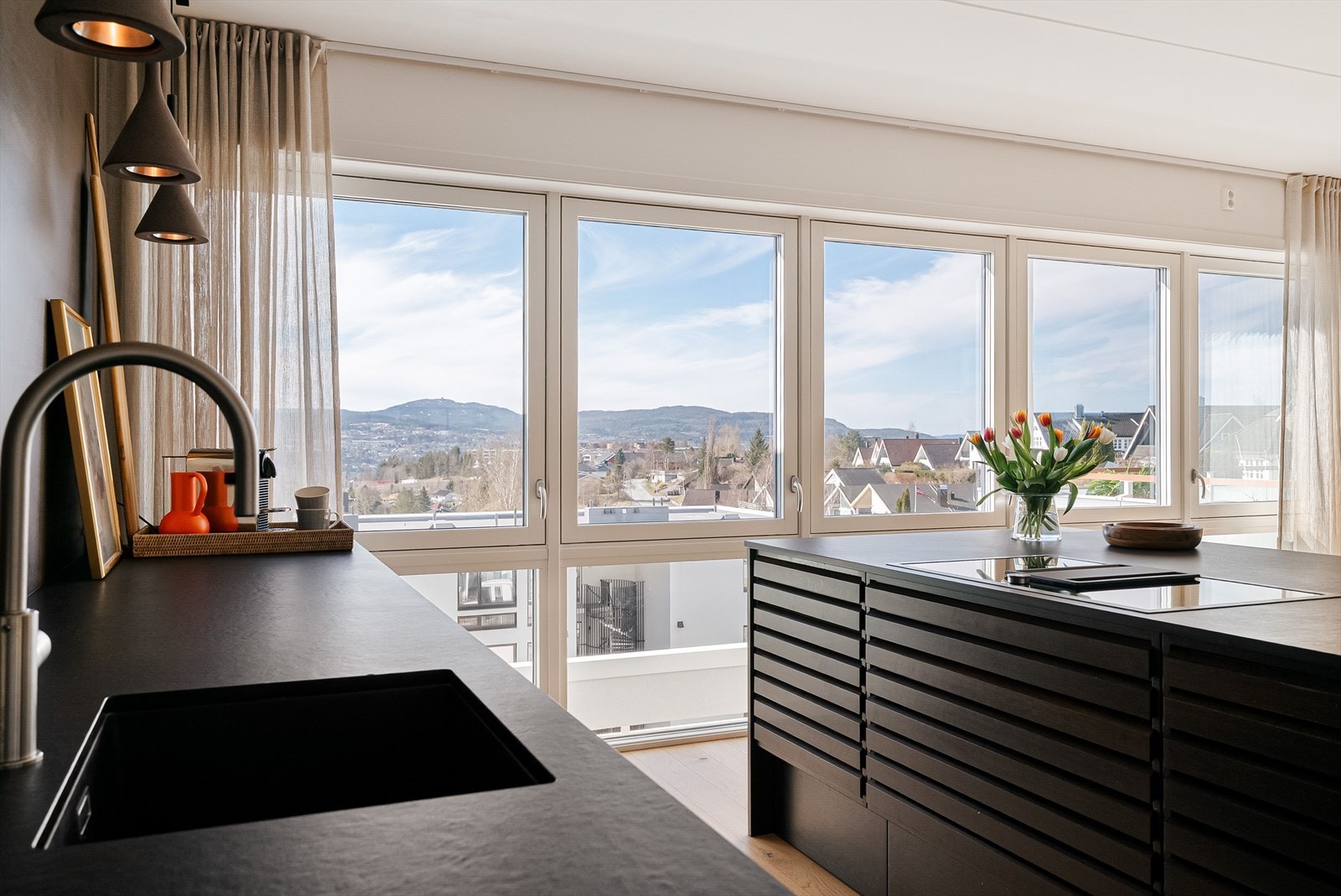 Kjøkkenøya er det naturlige samlingspunktet i rommet og kombinerer funksjon og estetikk på elegant vis. Øya tilbyr ekstra oppbevaring- og benkeplass, samt en sosial barløsning med plass til to. Galleribilde