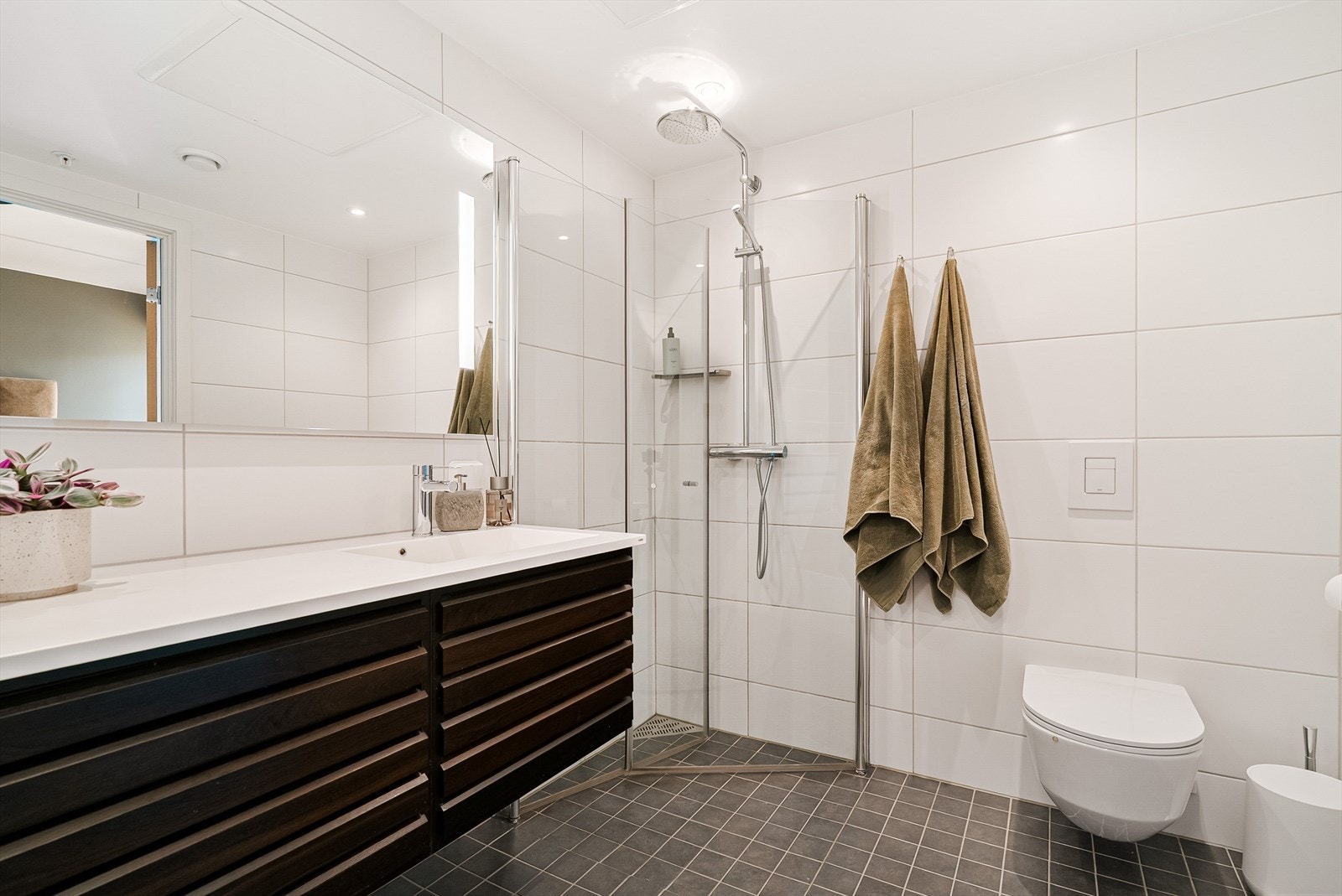 Leiligheten har to flislagte bad, begge med elektriske varmekabler i gulv og downlights i himling. Hovedbadet er oppgradert med kvalitetsinnredning fra uno form. Galleribilde