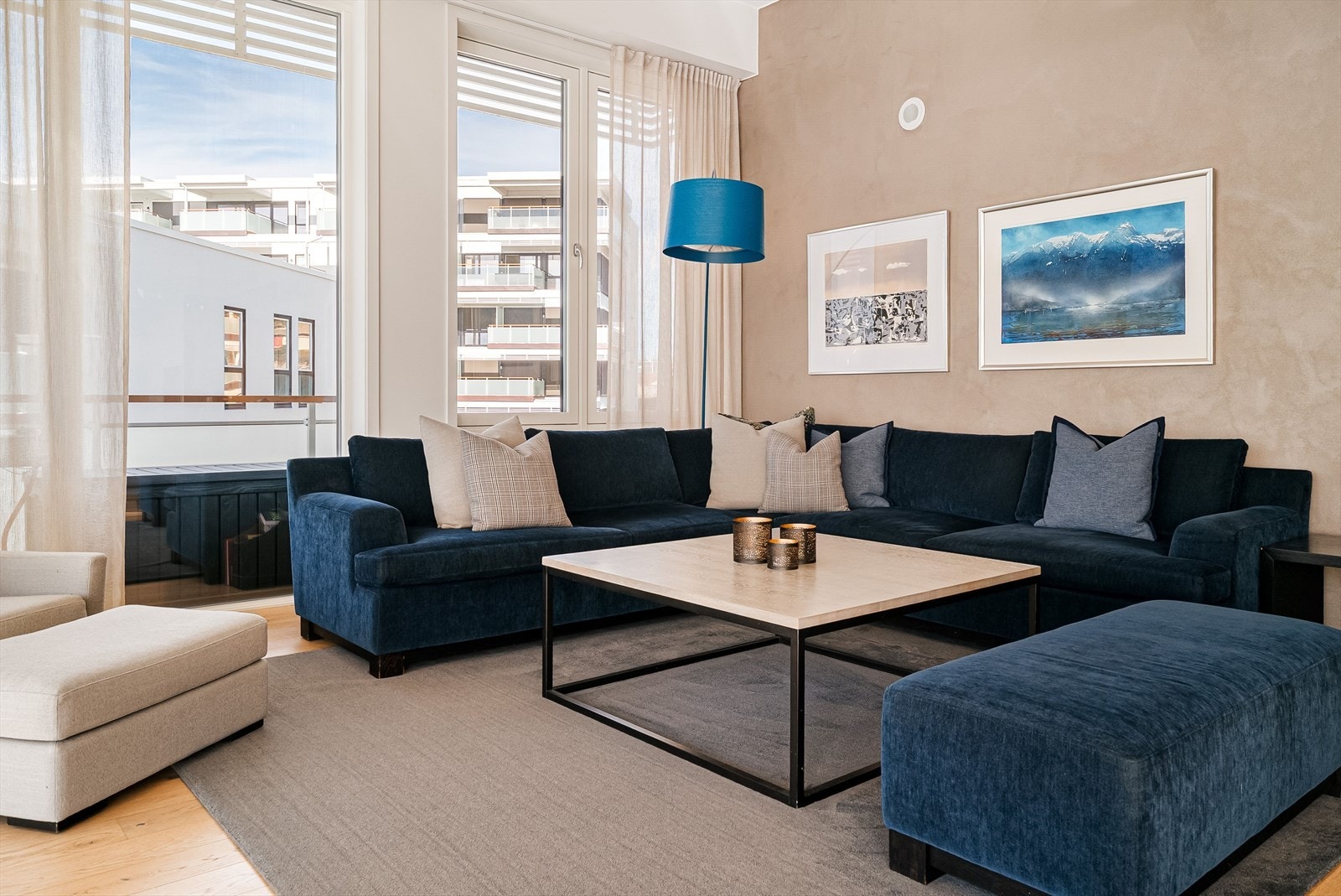 Leiligheten har ingen radiatorer som stjeler veggplass, siden all varme er lagt i gulv med vannbåren fjernvarme. Galleribilde