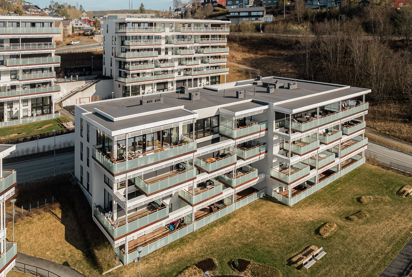 Leiligheten nyter en fantastisk beliggenhet i toppetasjen på det nordvestre hjørnet av bygget. Under hagearealet er det garasjeanlegg hvor leiligheten disponerer 3 parkeringsplasser. Galleribilde