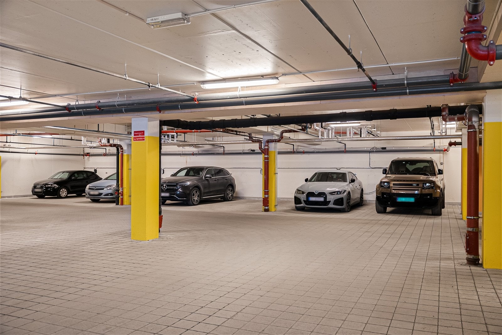Tre parkeringsplasser i felles garasjeanlegg gir en sjelden grad av bekvemmelighet, og det er tilrettelagt med elbillading og strømuttak ved plassene. To av p-plassene står side om side, med etablert ladepunkt som kan benyttes fra begge plasser. Galleribilde
