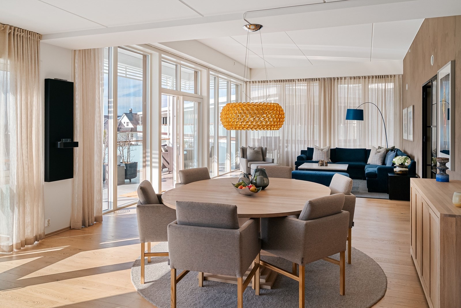Alle vinduer på vestveggen er utstyrt med elektriske screens, som effektivt skjermer mot sol og reduserer oppvarming innendørs. Galleribilde