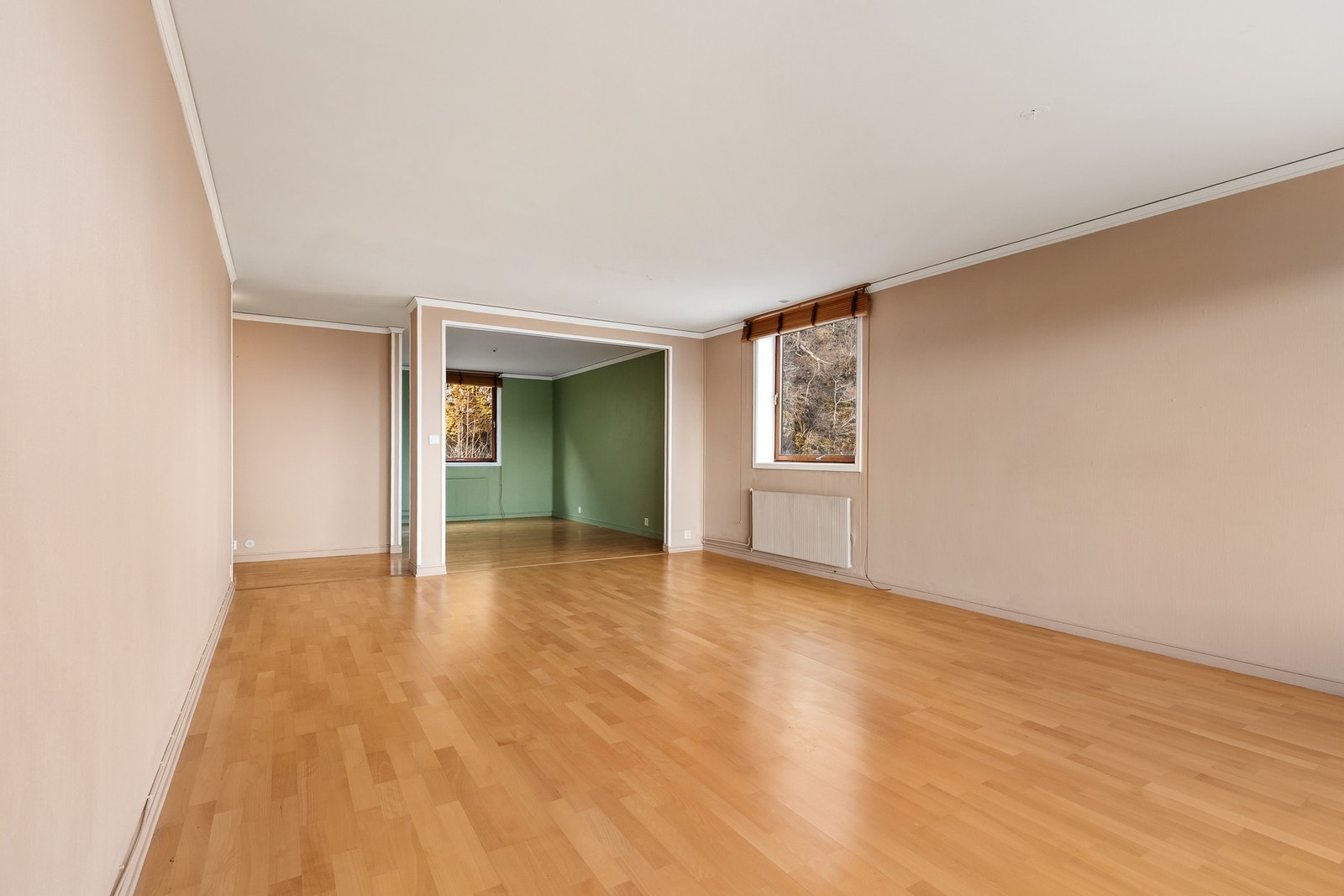 Stuen er lett å møblere og det er fin plass til spisegruppe, sofa og TV med tilhørende møblement Galleribilde