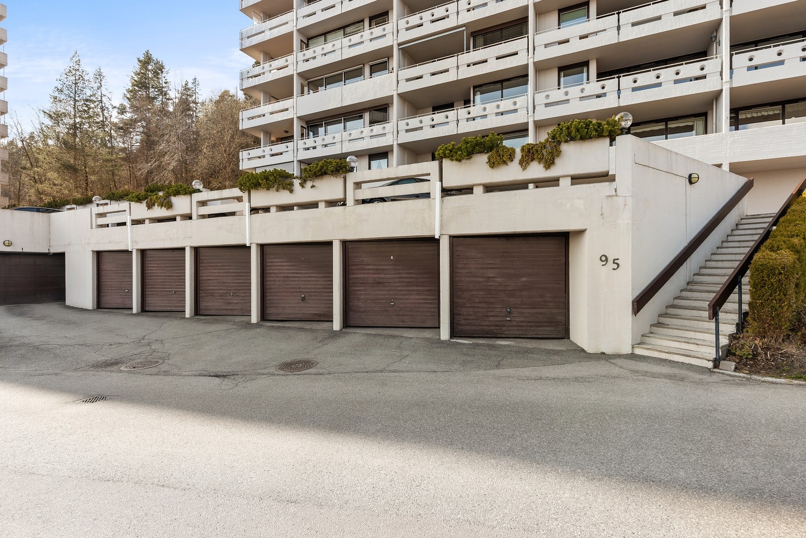 Leiligheten disponerer én p-plass i felles garasjeanlegg Galleribilde