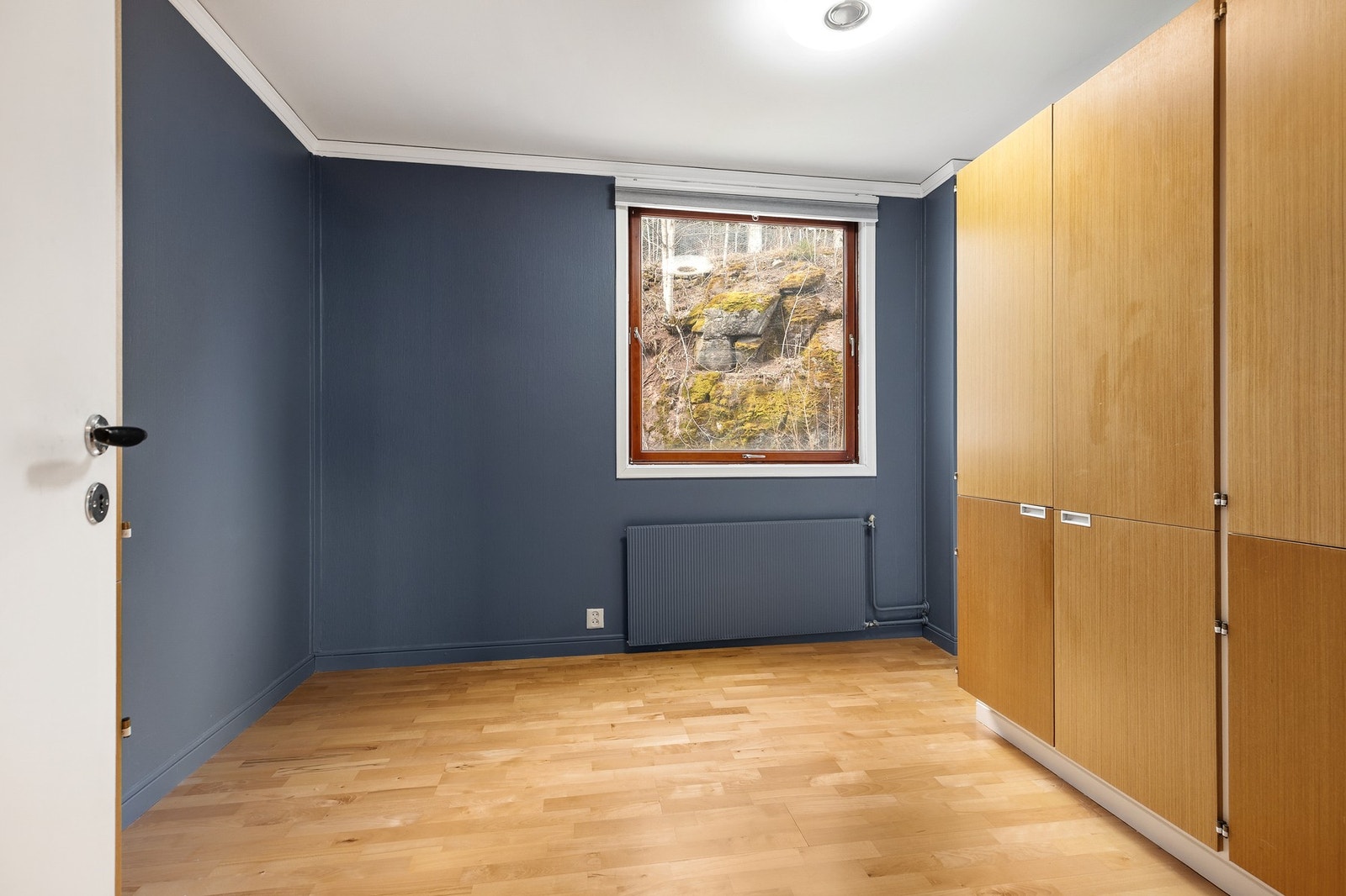 Soverom med 3-stavs parkettgulv, malt strietapet på vegger og malt flate i himling Galleribilde