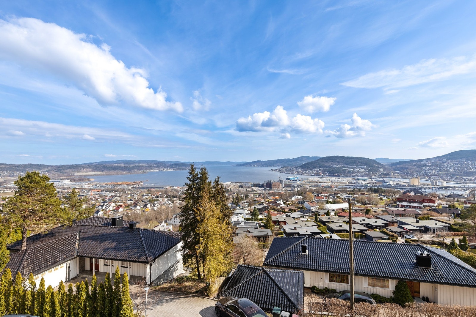 Dette er en romslig 2 (3)-roms endeleilighet med god planløsning og fantastisk utsikt utover fjorden og Drammen by Galleribilde