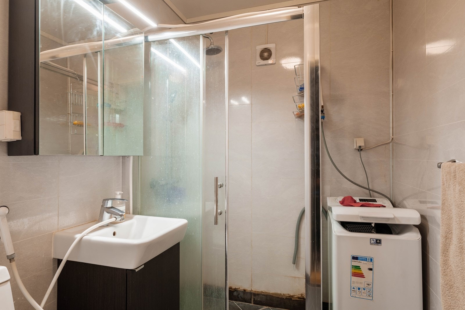 Badet i denne etasjen ble pusset opp i 2022. Det er utstyrt med servant, klosett, dusj og opplegg for vaskemaskin. Galleribilde