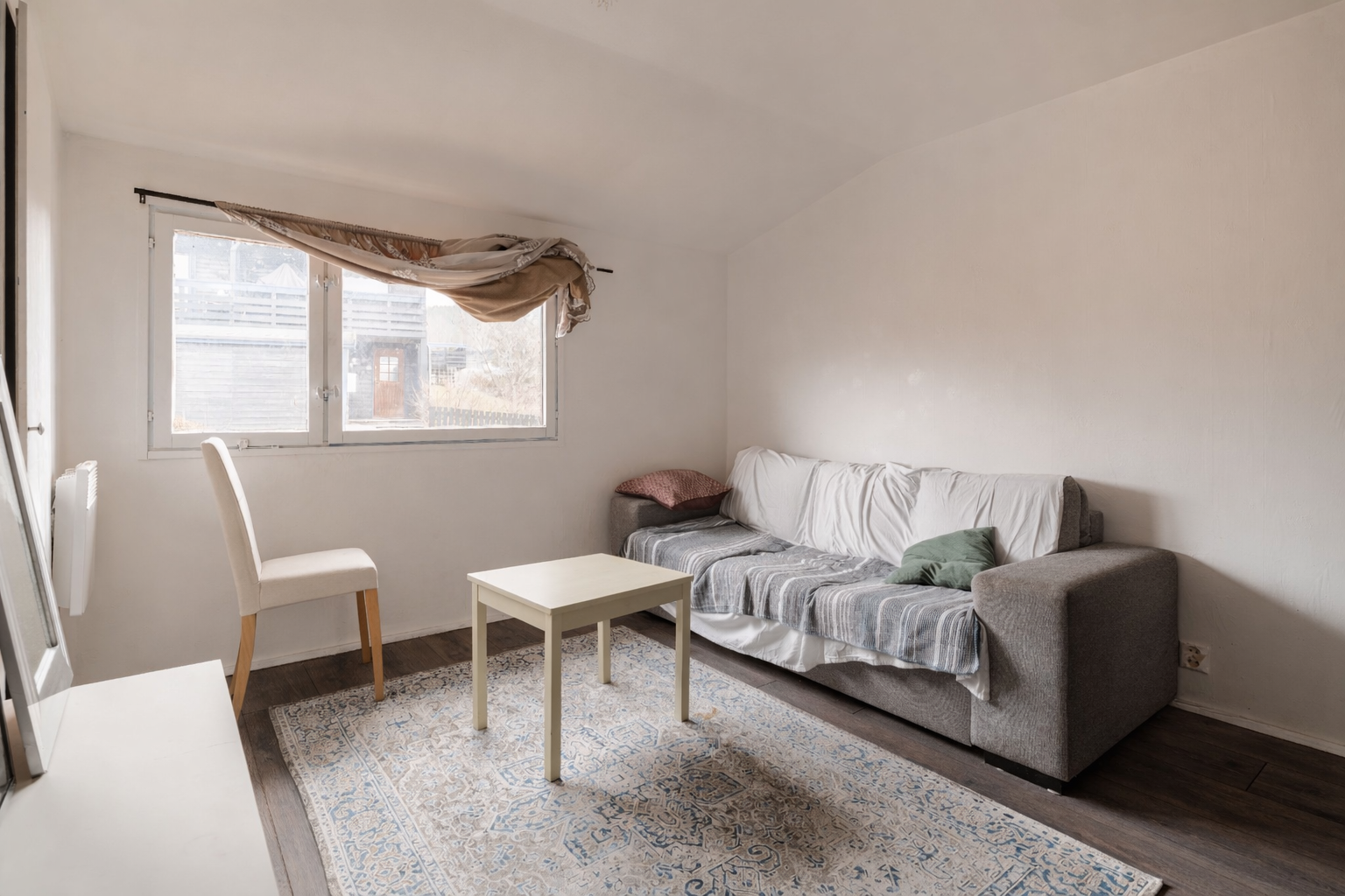 Et annet av soverommene i andre etasje, her innredet som en liten stue. Galleribilde