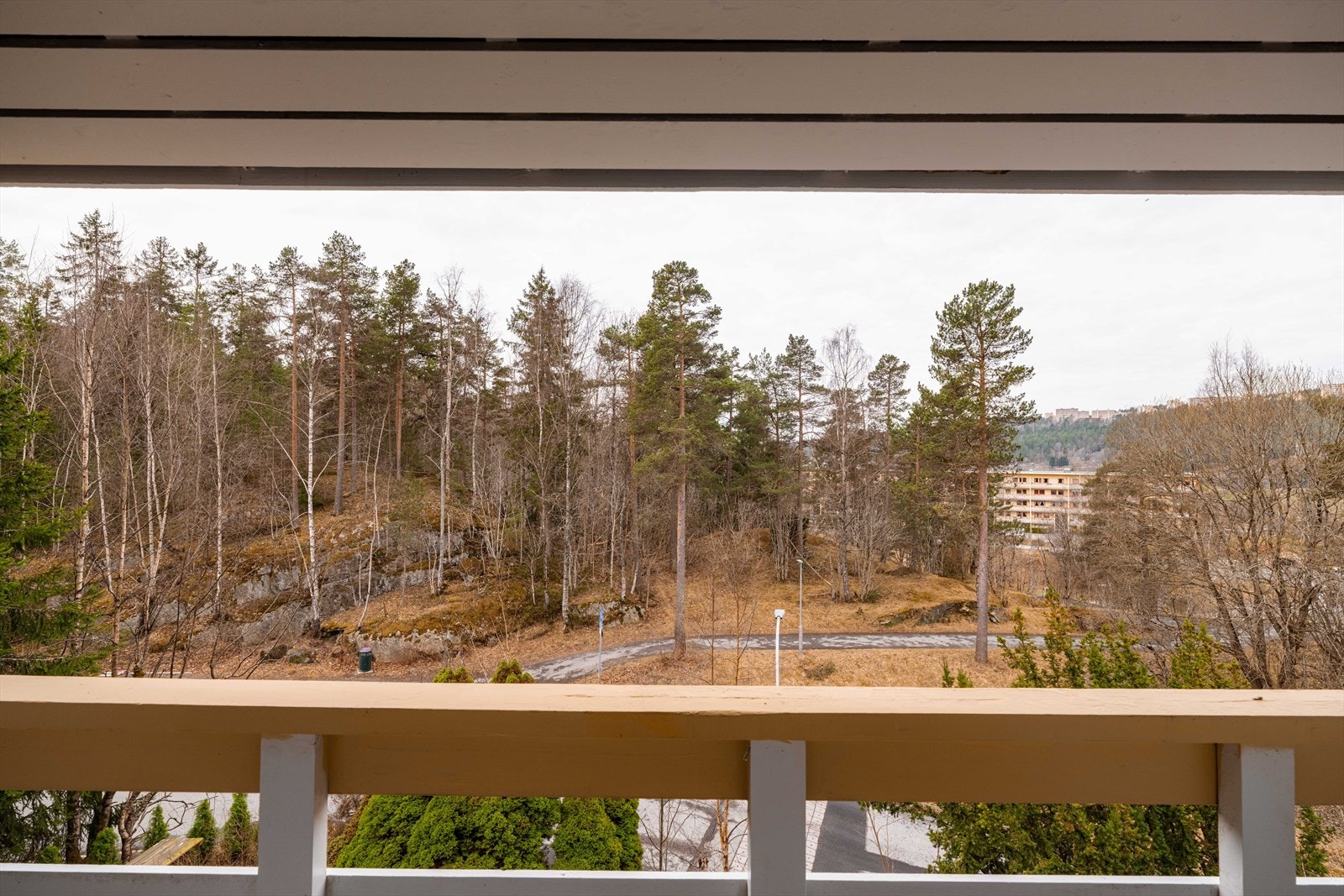 Boligen ligger skjermet til med nærhet til natur og turstier. Galleribilde