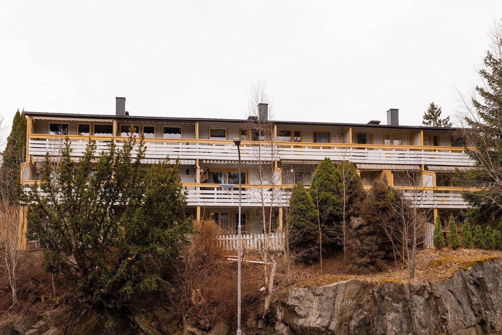 Eiendommen ligger skjermet til på et høydedrag med gode solforhold og en åpen, fin utsikt over nærområdet. Galleribilde