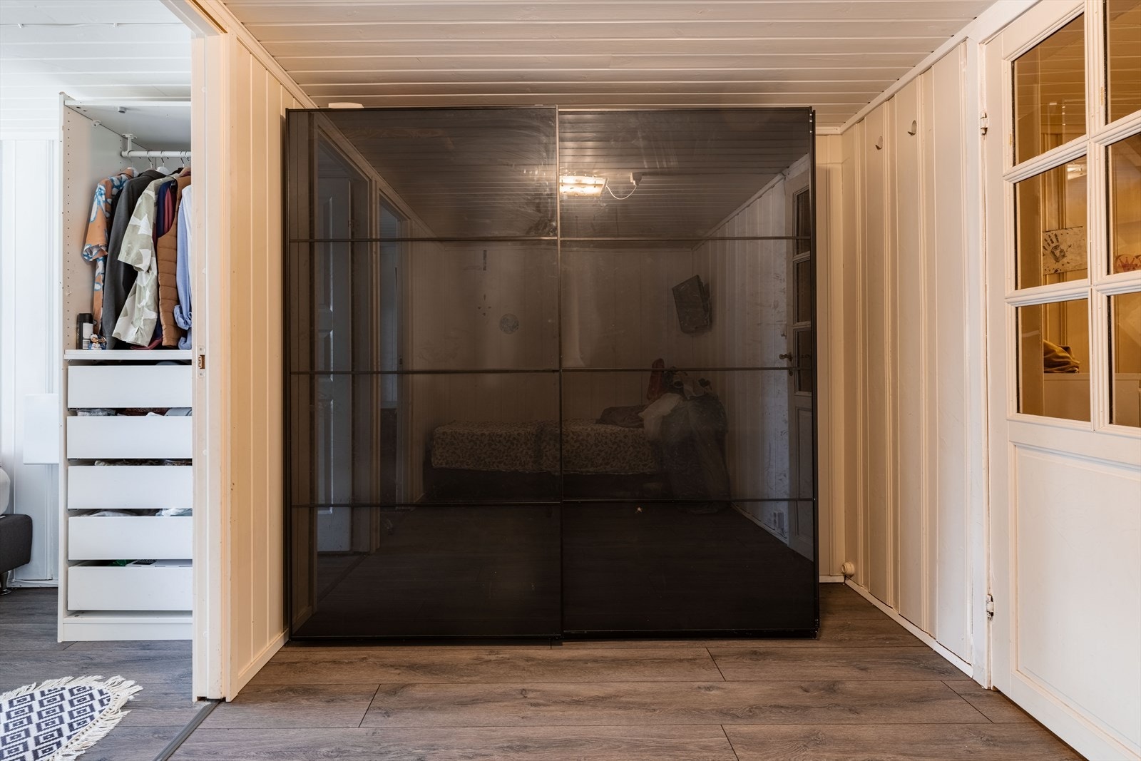 Skyvedørsgarderobe gir god lagringsplass. Galleribilde