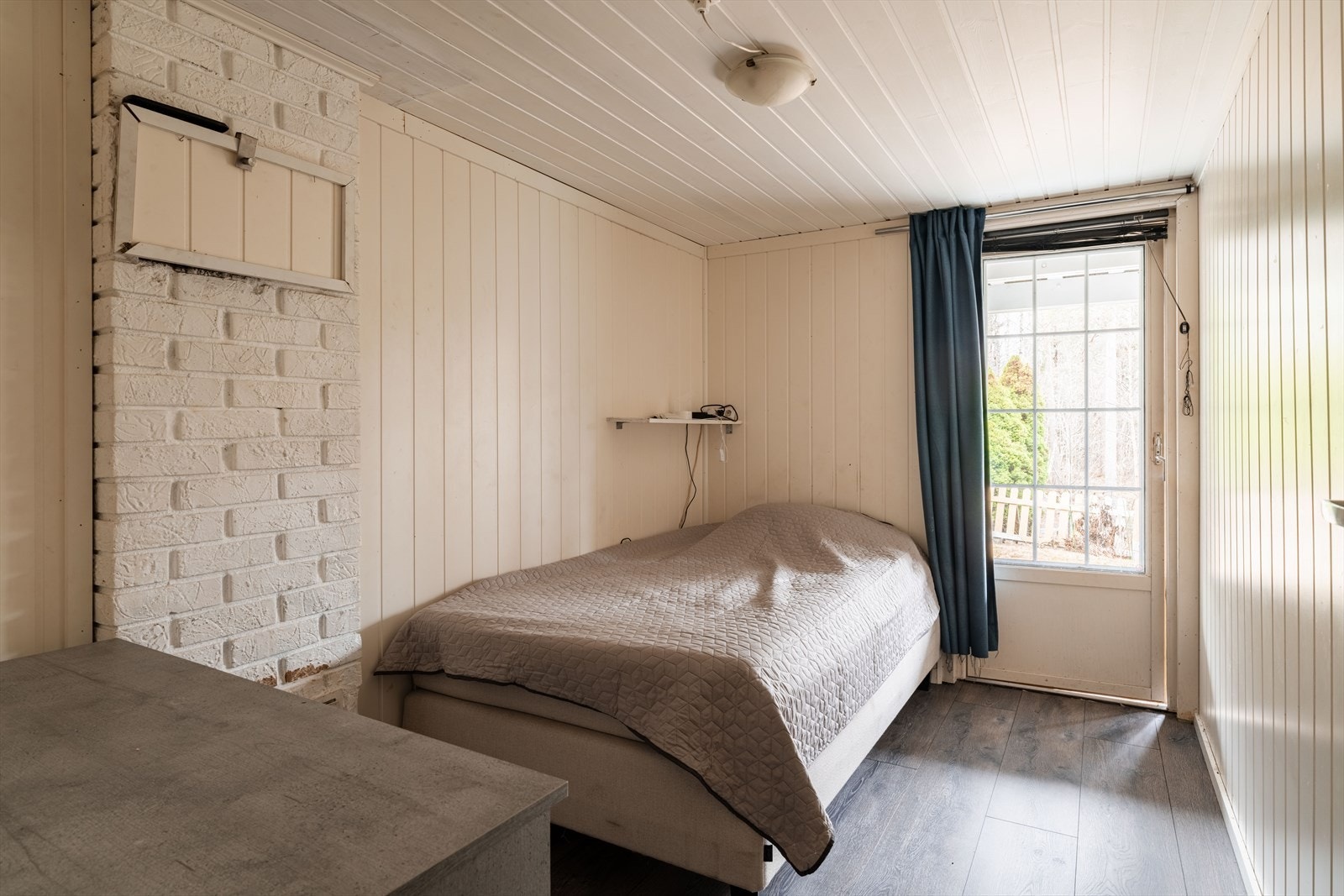 Det andre rommet har direkte utgang til terrassen og hagen. Galleribilde