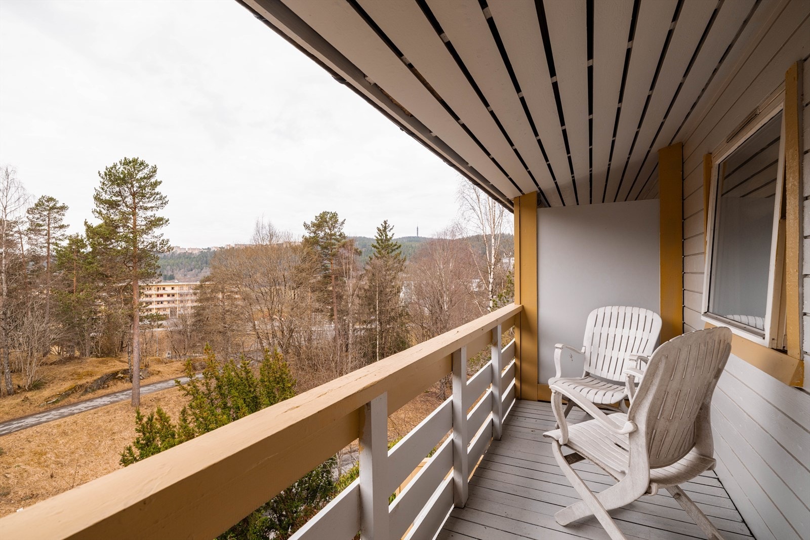 Verandaen i andre etasje er på ca. 5 m² og er tilknyttet et av soverommene. Galleribilde